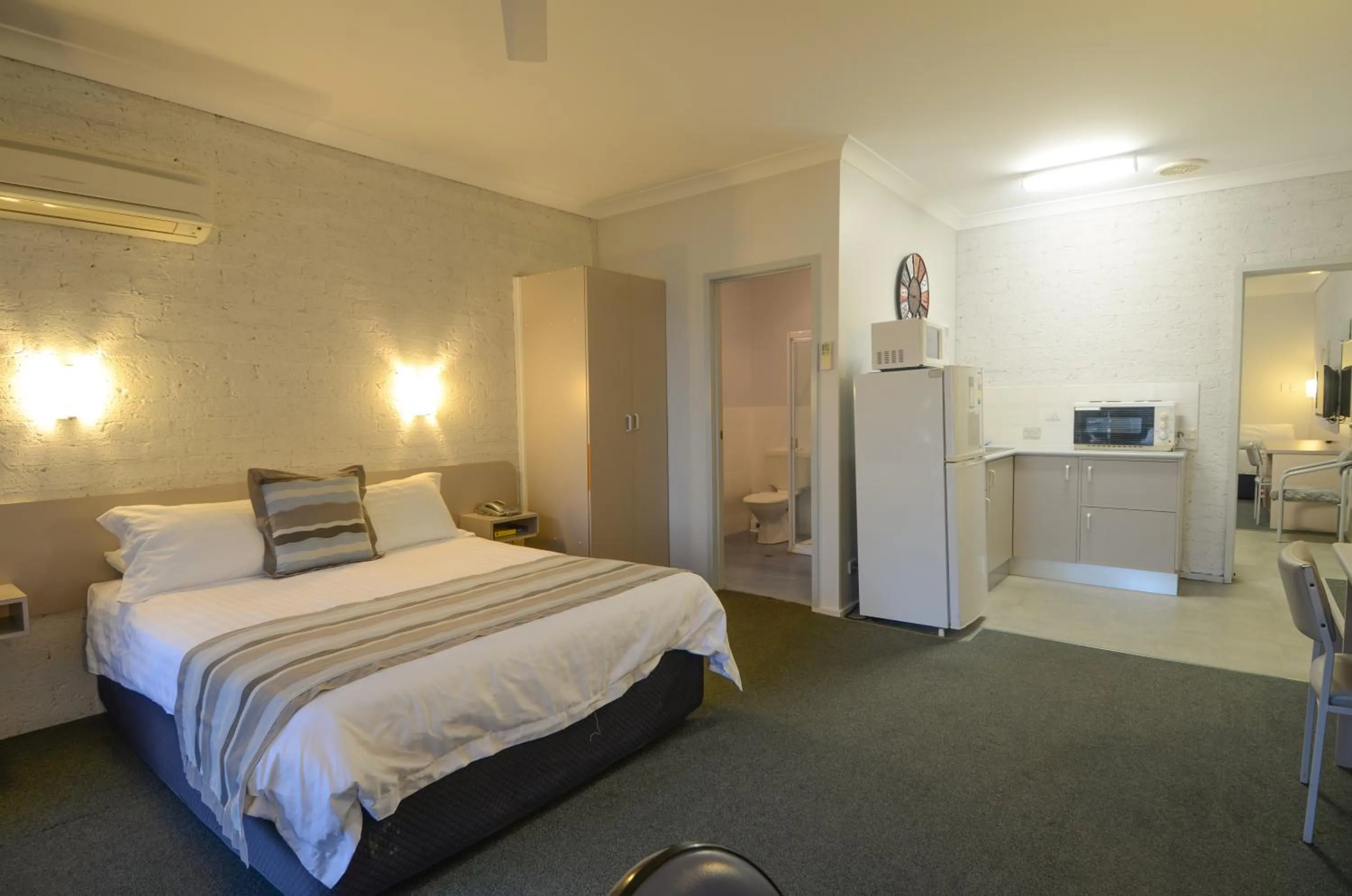 Photo of the whole room, Bed in Moby Dick Waterfront Resort Motel