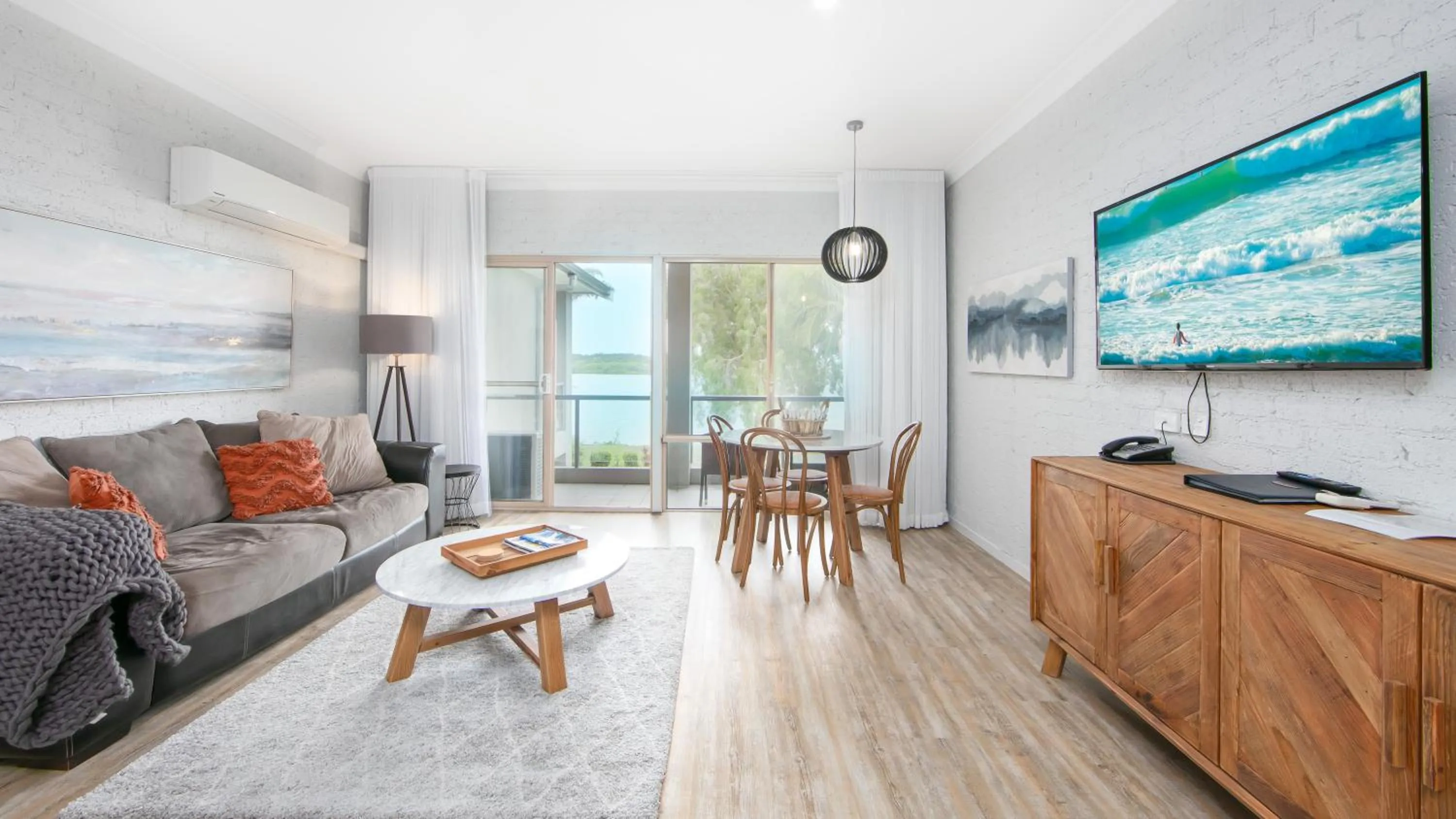 Seating area in Moby Dick Waterfront Resort Motel