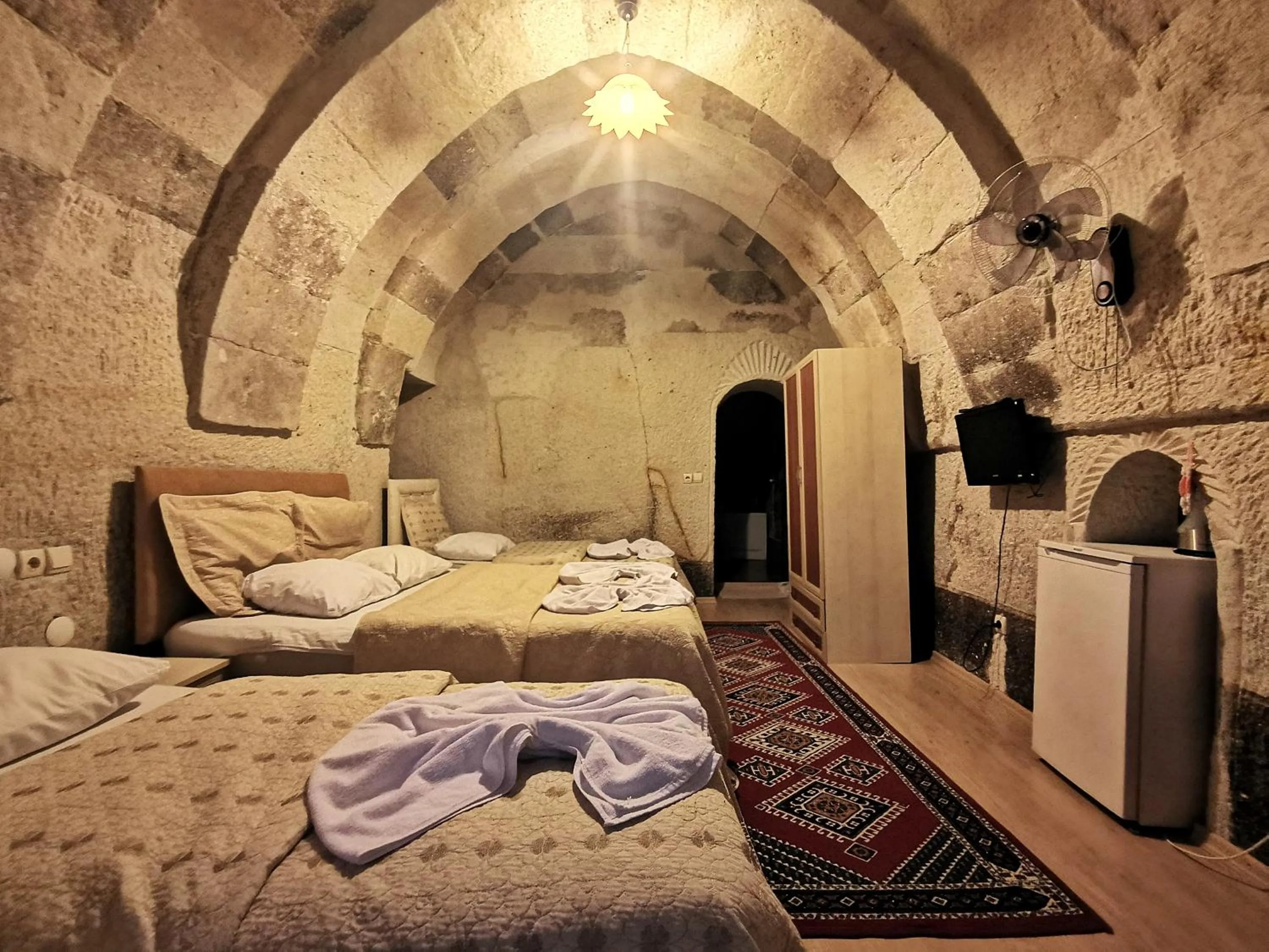 Photo of the whole room, Bed in Falcon Cave Suites