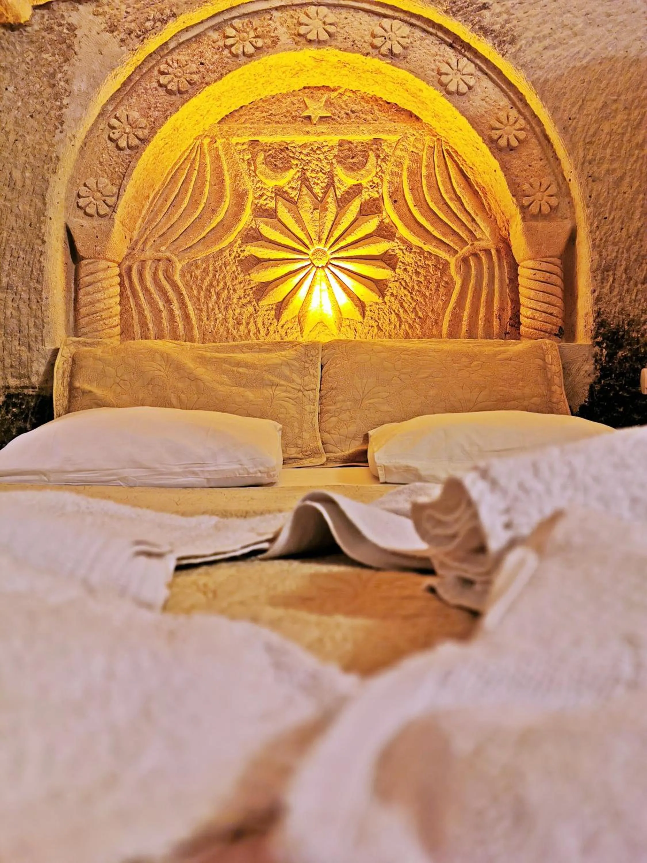 Photo of the whole room, Bed in Falcon Cave Suites