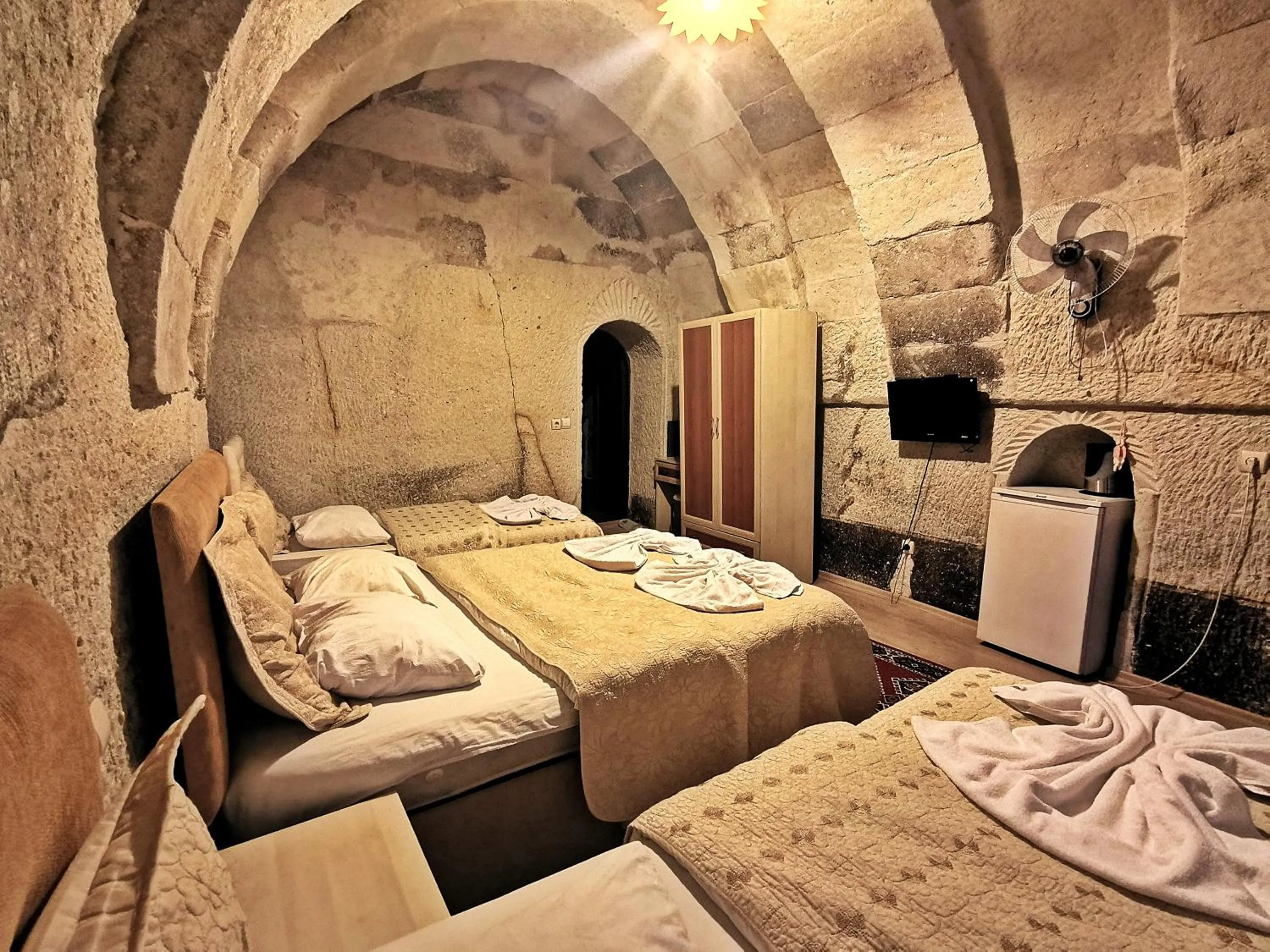 Photo of the whole room, Bed in Falcon Cave Suites