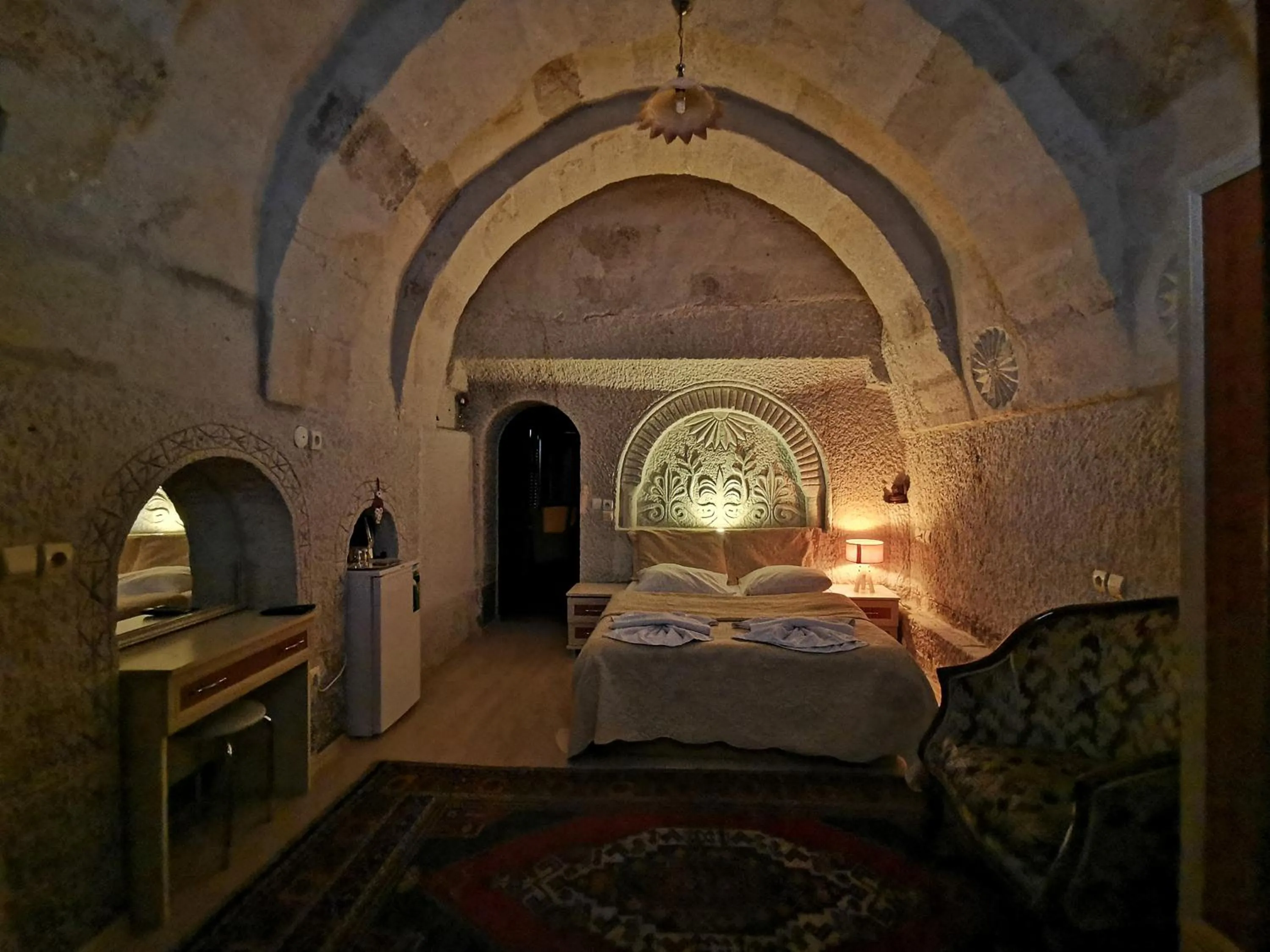 Photo of the whole room, Bed in Falcon Cave Suites
