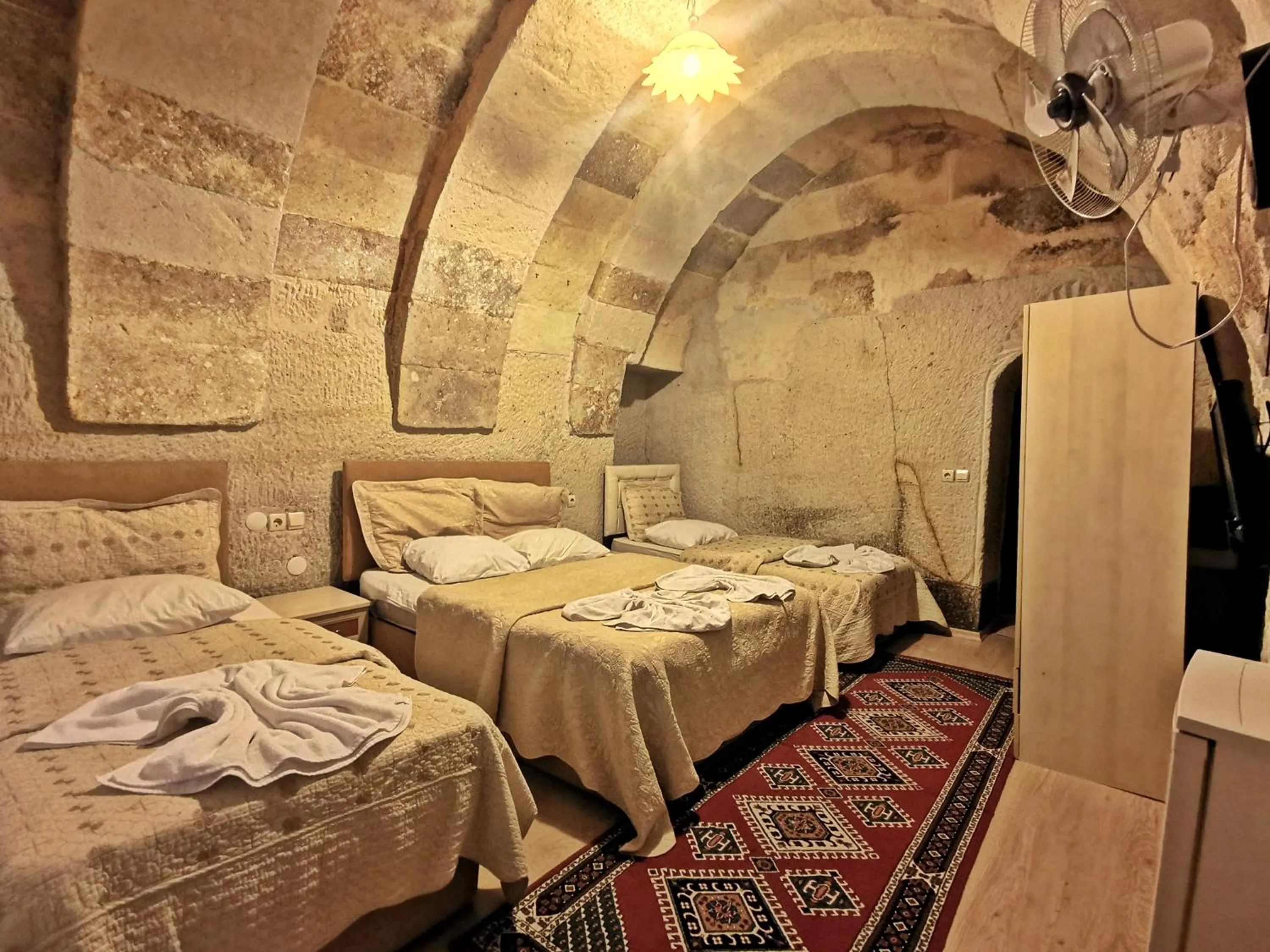 Photo of the whole room, Bed in Falcon Cave Suites