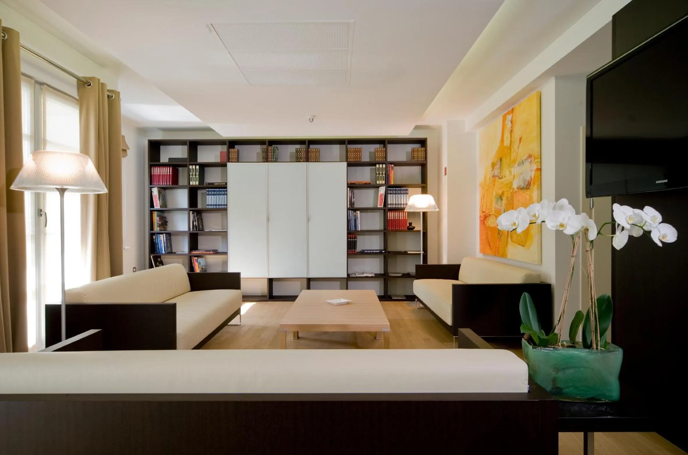 Library, Bed in Hotel Alzinn