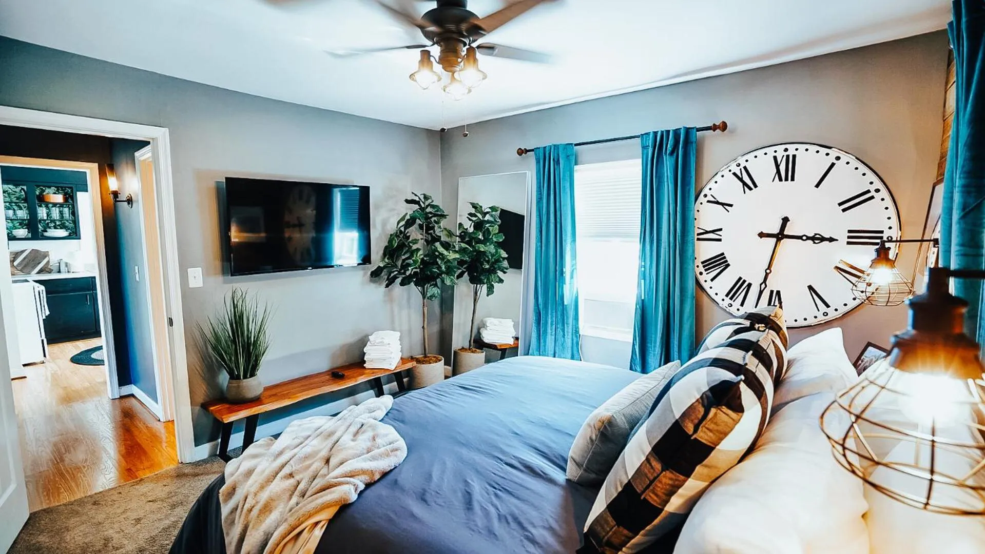 Photo of the whole room, Bed in West Davis Mill