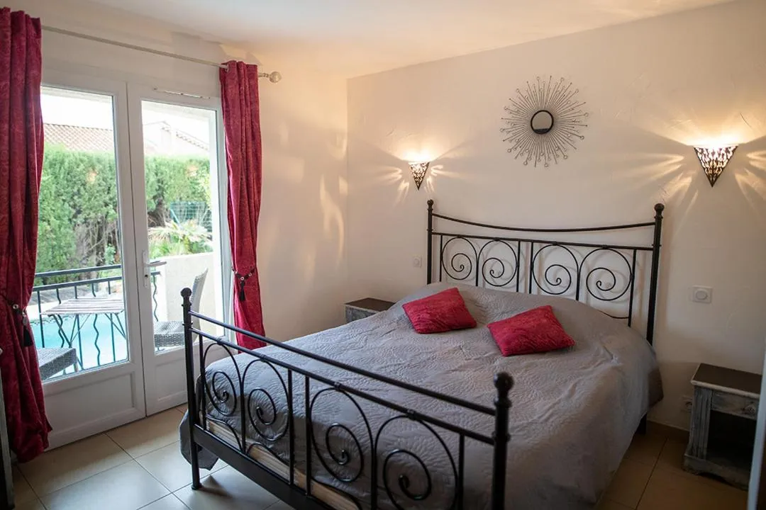 Bed in La Bastide des Pins