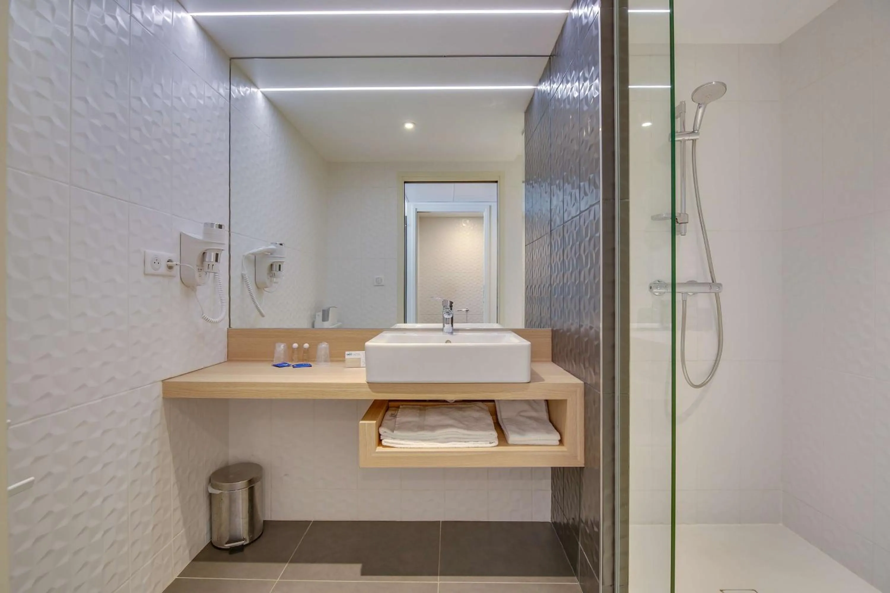 Bathroom in Brit Hotel Confort Saint-Dizier