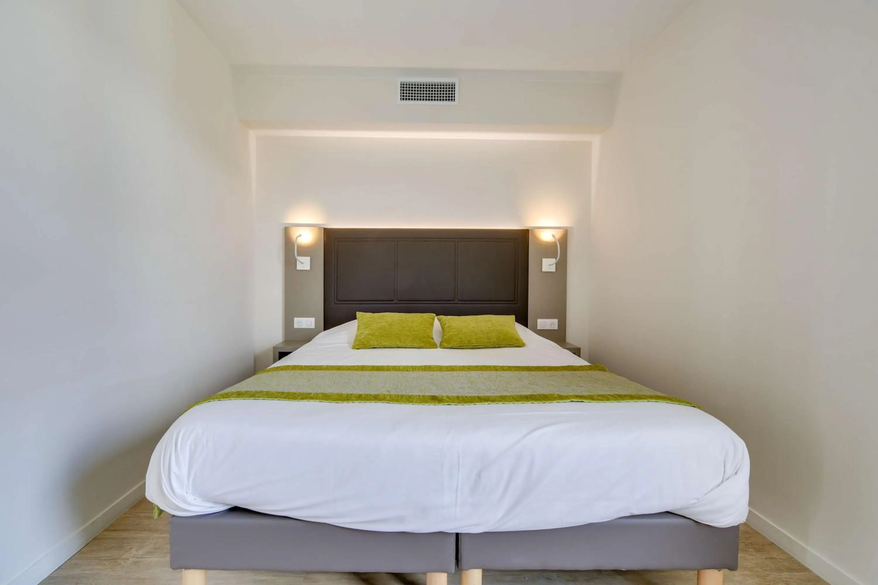 Bedroom, Bed in Brit Hotel Confort Saint-Dizier