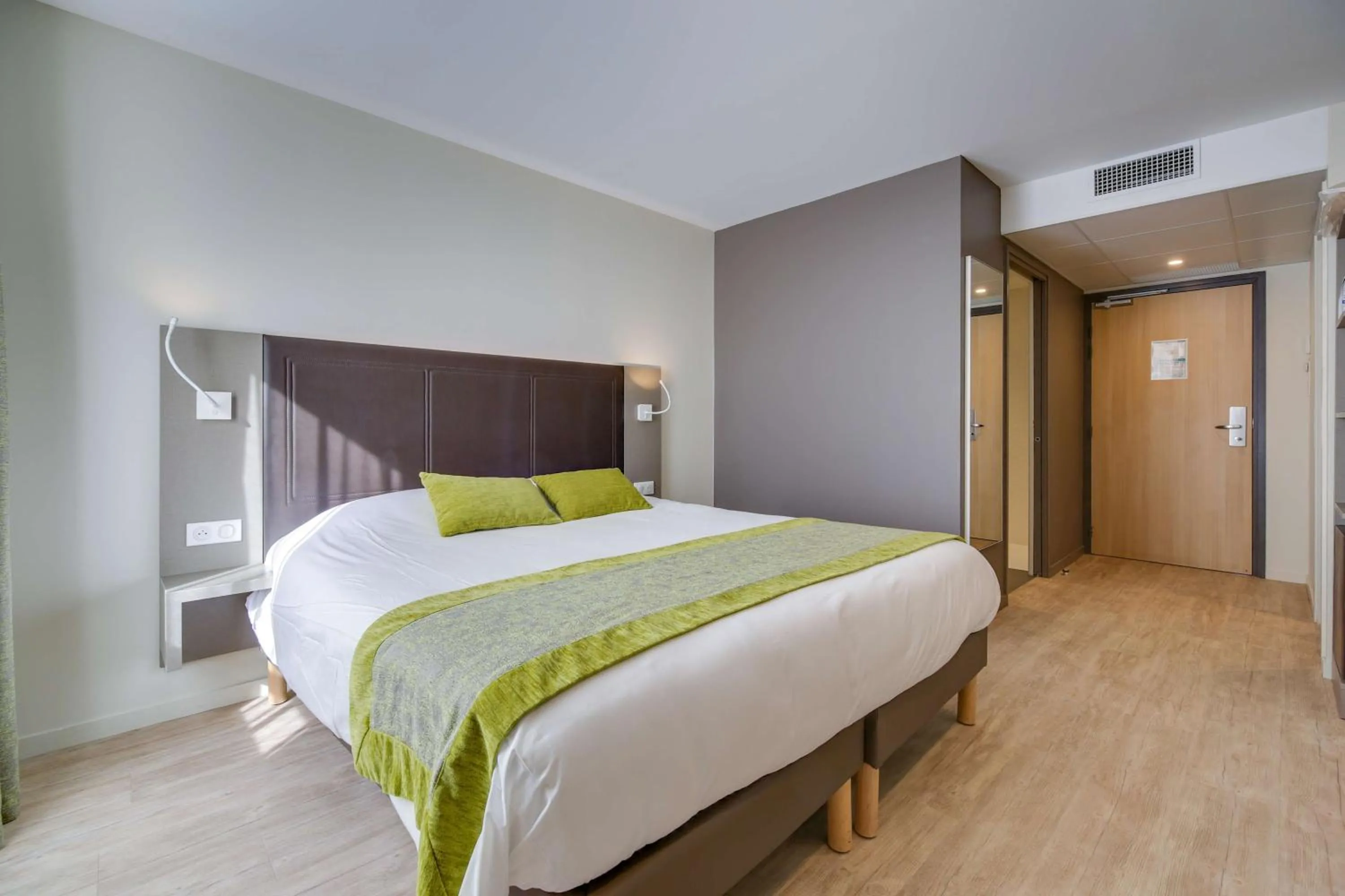 Bedroom, Bed in Brit Hotel Confort Saint-Dizier