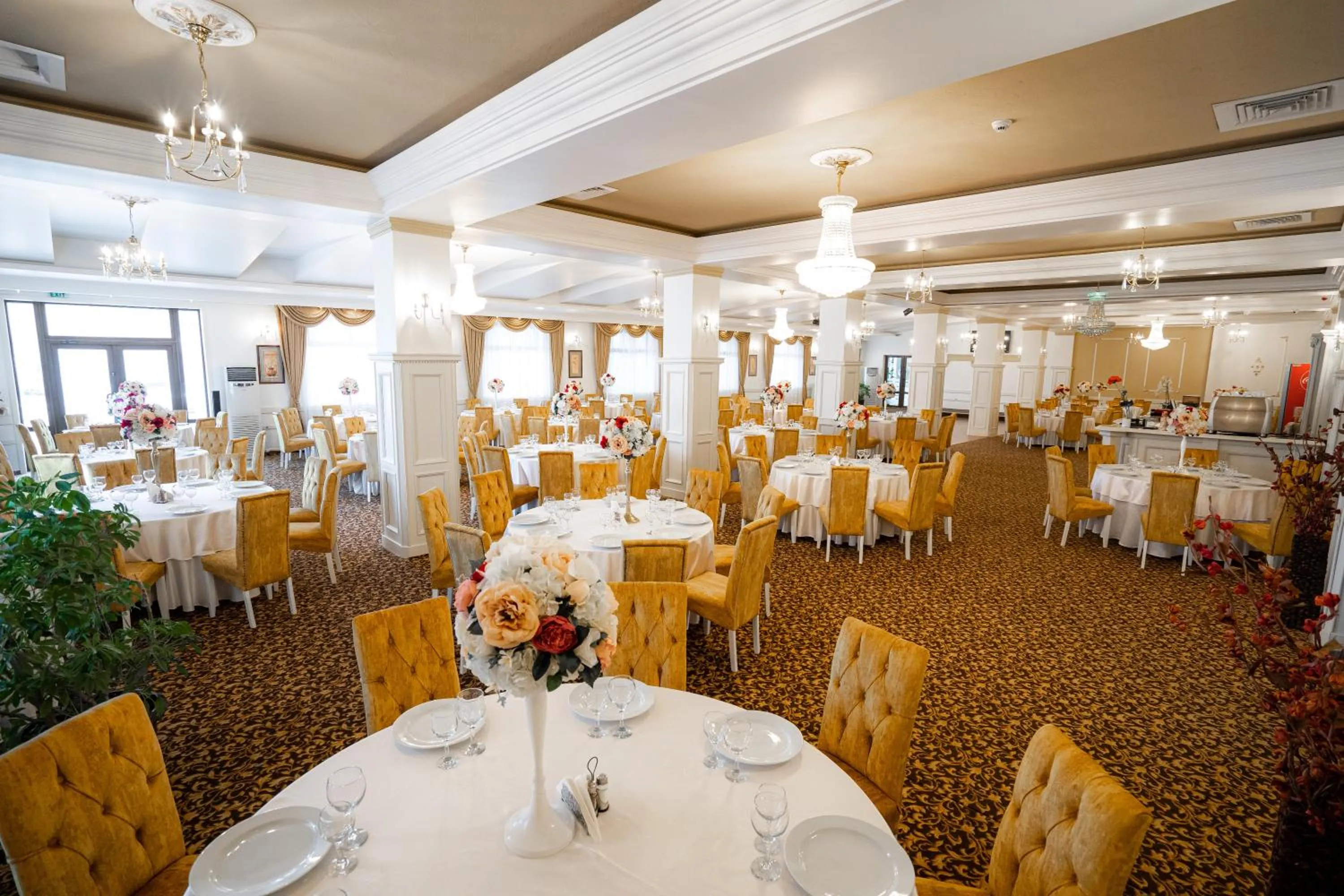 Restaurant/places to eat in Hotel Polaris