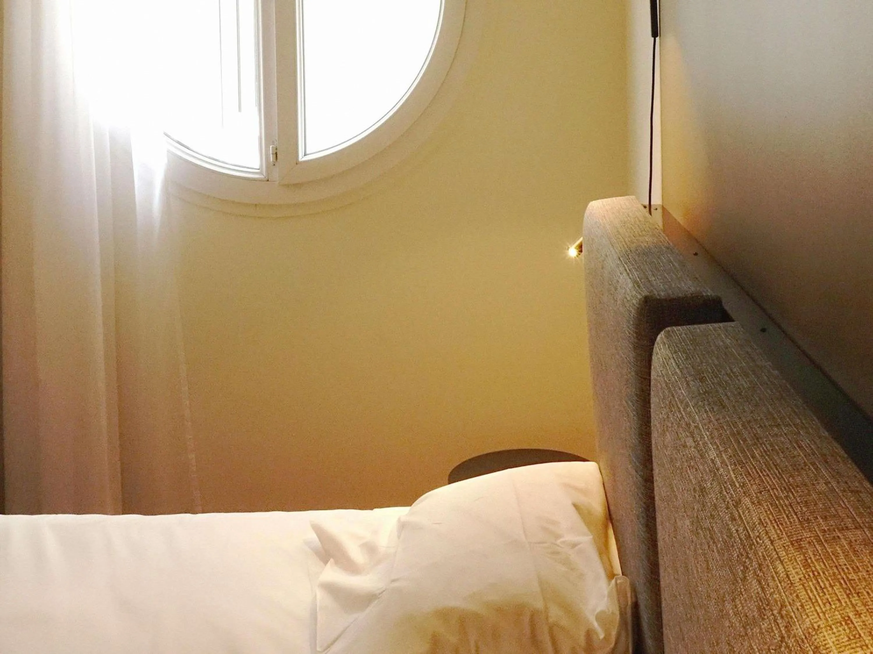 Bedroom, Bed in ibis Lille Centre Grand Place