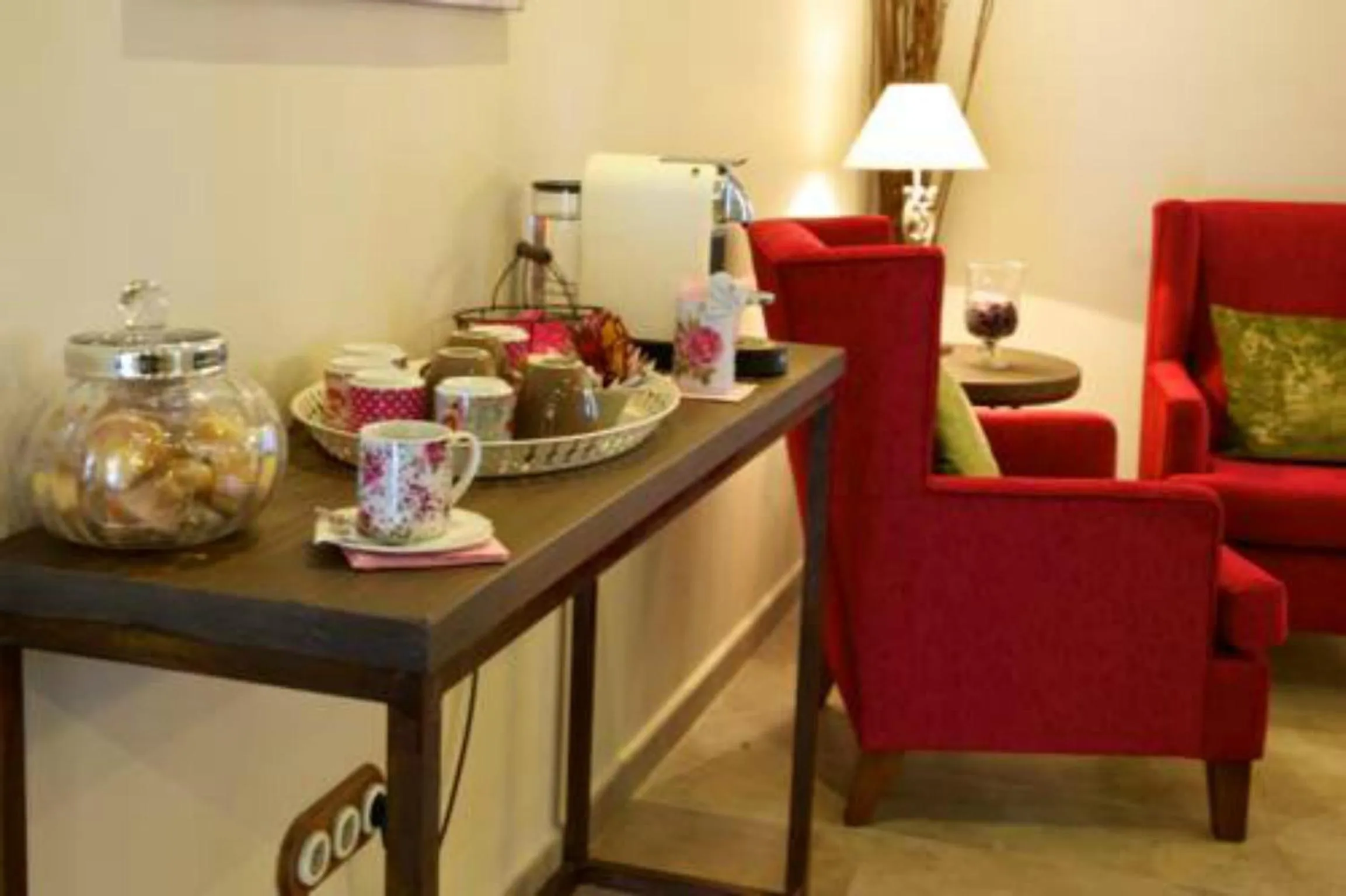 Communal lounge/ TV room in Hotel Villa Monter