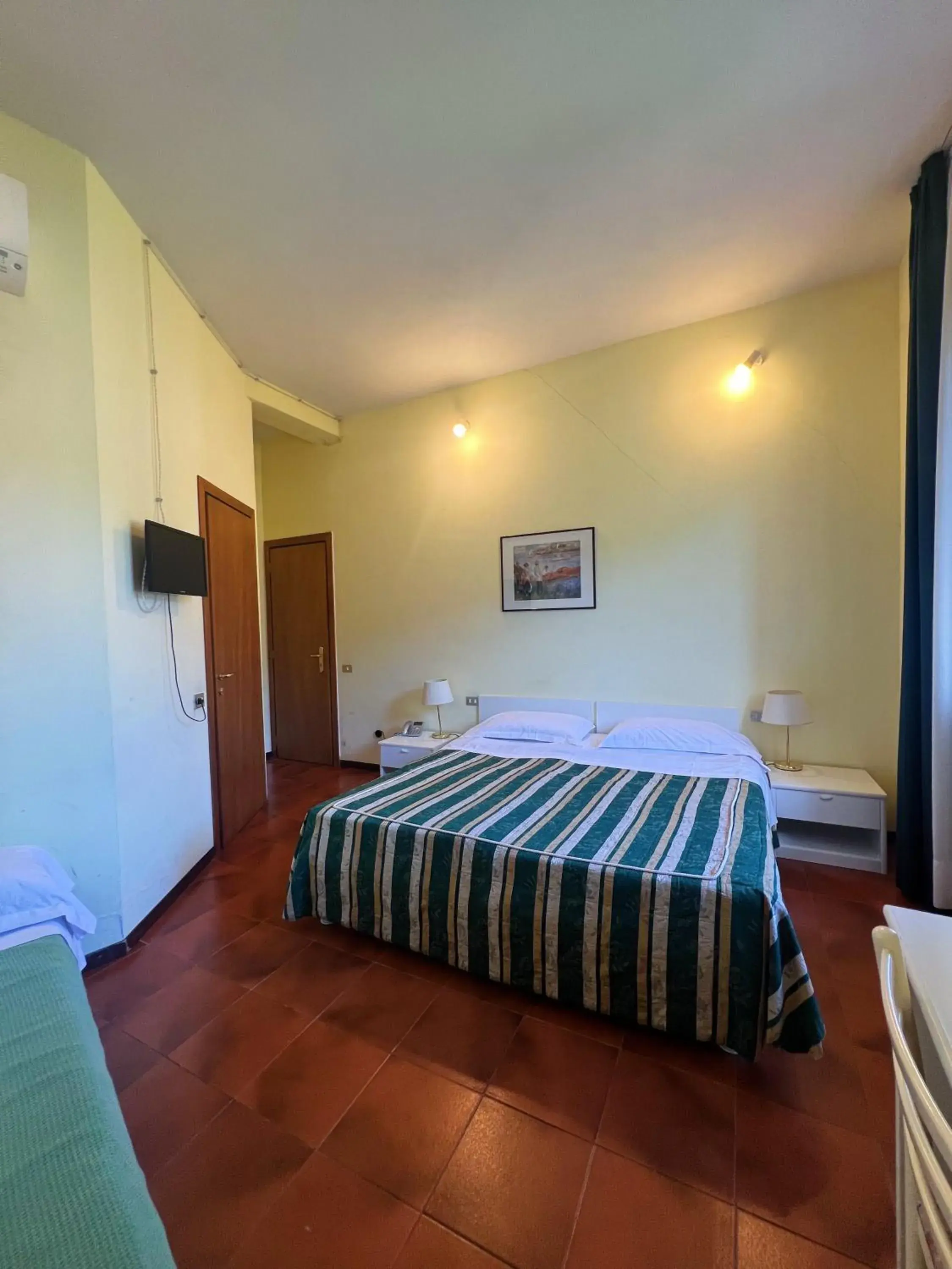 Triple Room - single occupancy in Hotel Le Grazie Triple Room - single occupancy in Hotel Le Grazie