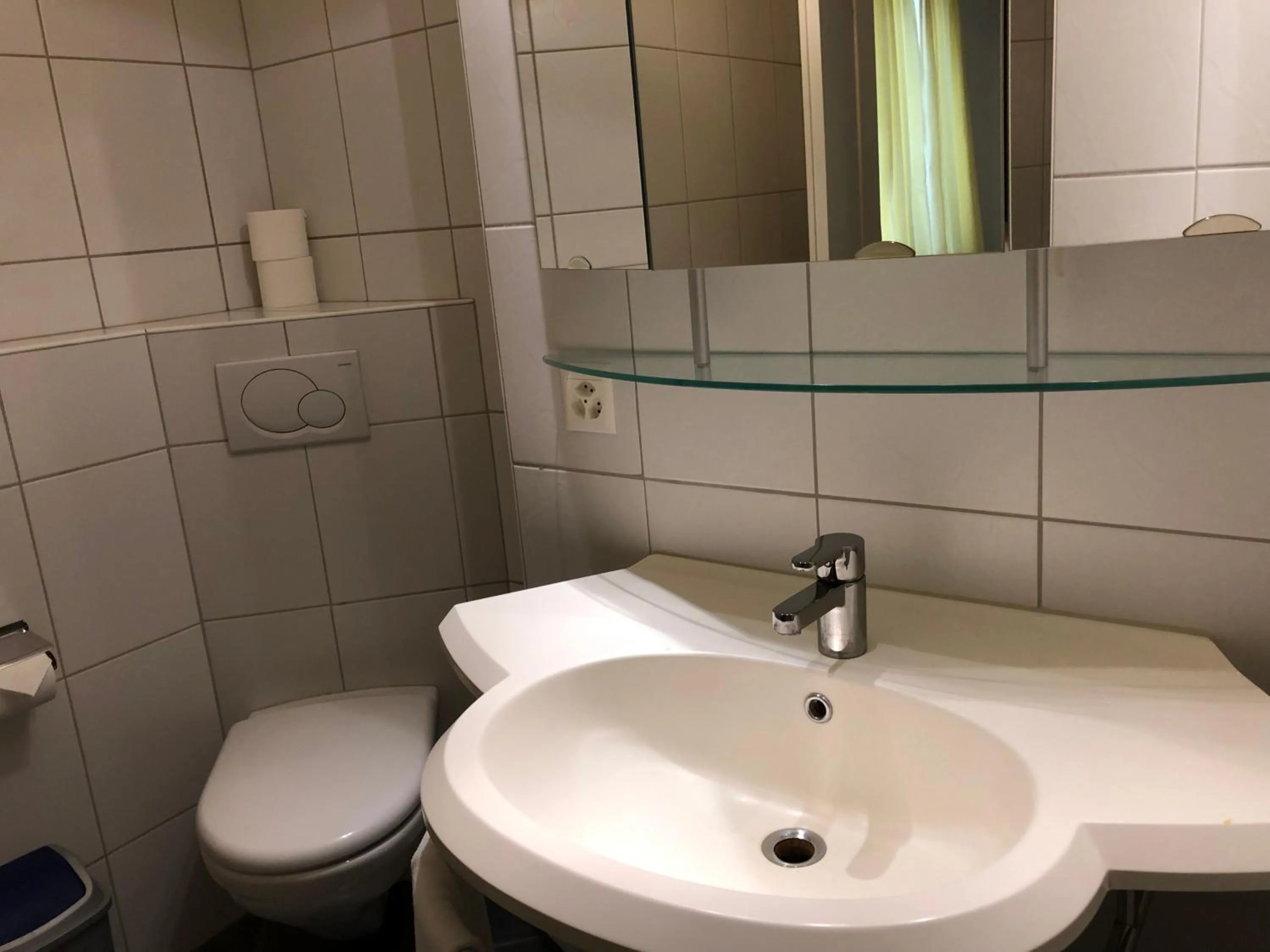 Toilet in SASS APARTHOTEL