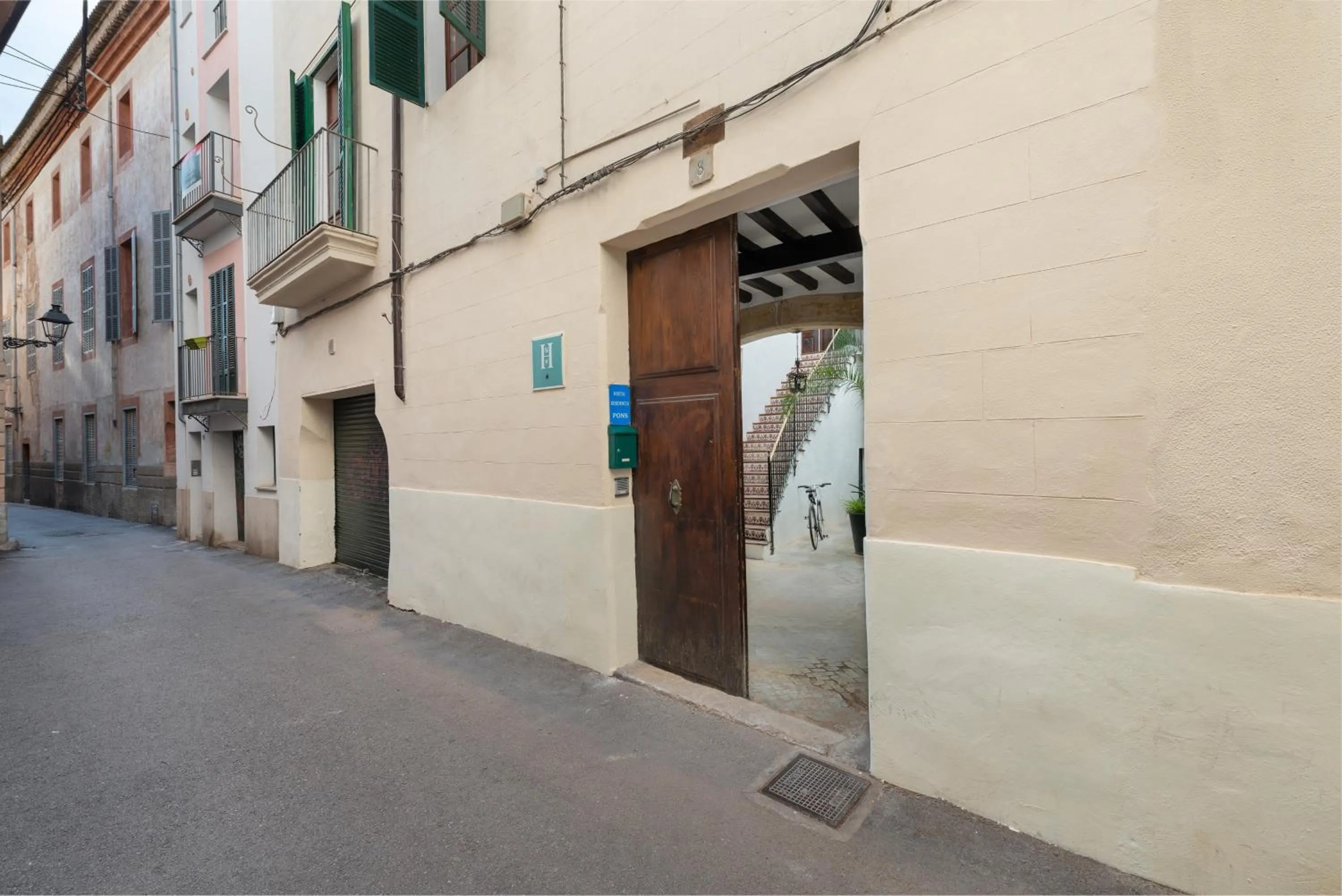 Facade/entrance in Hostal Pons