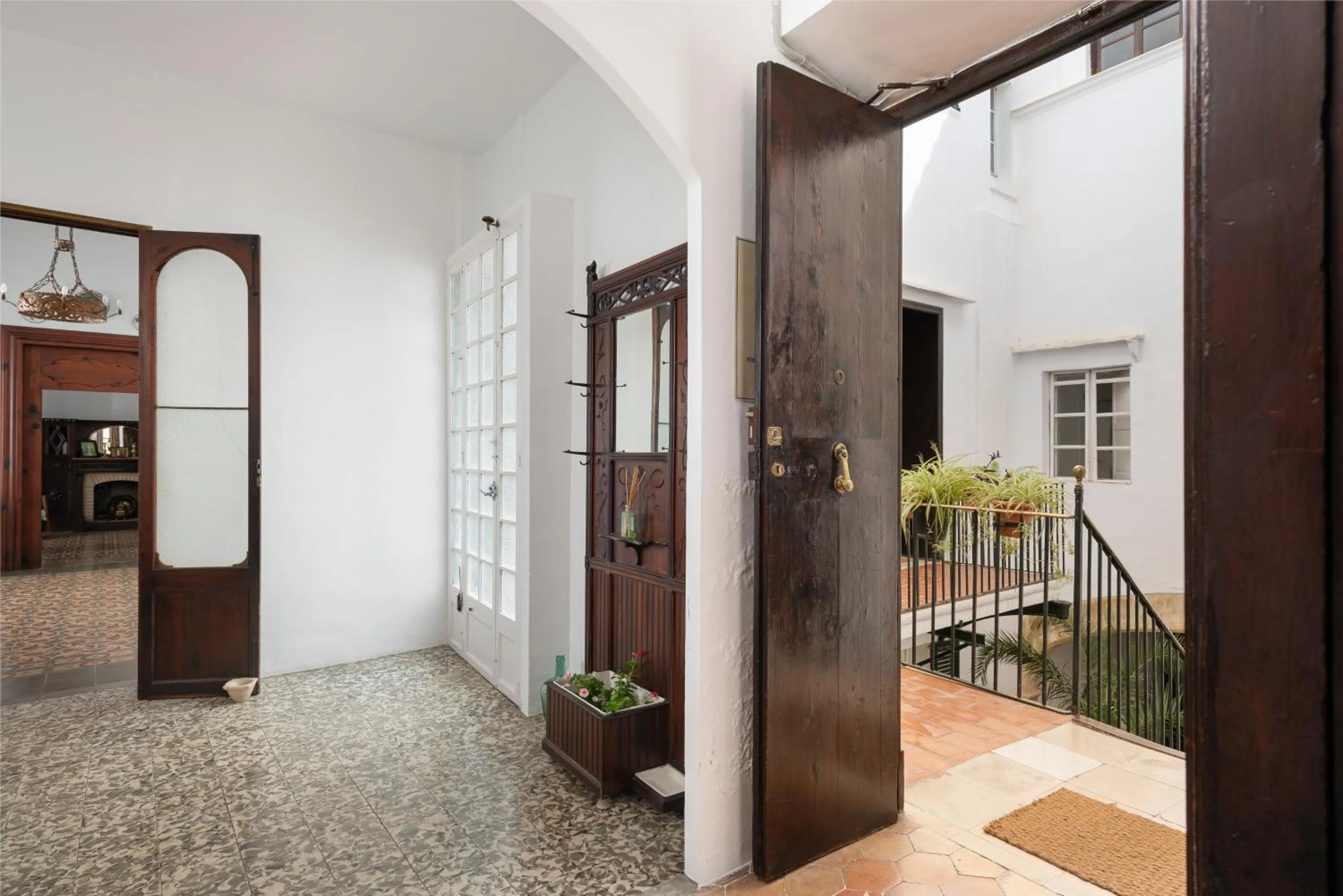 Facade/entrance in Hostal Pons