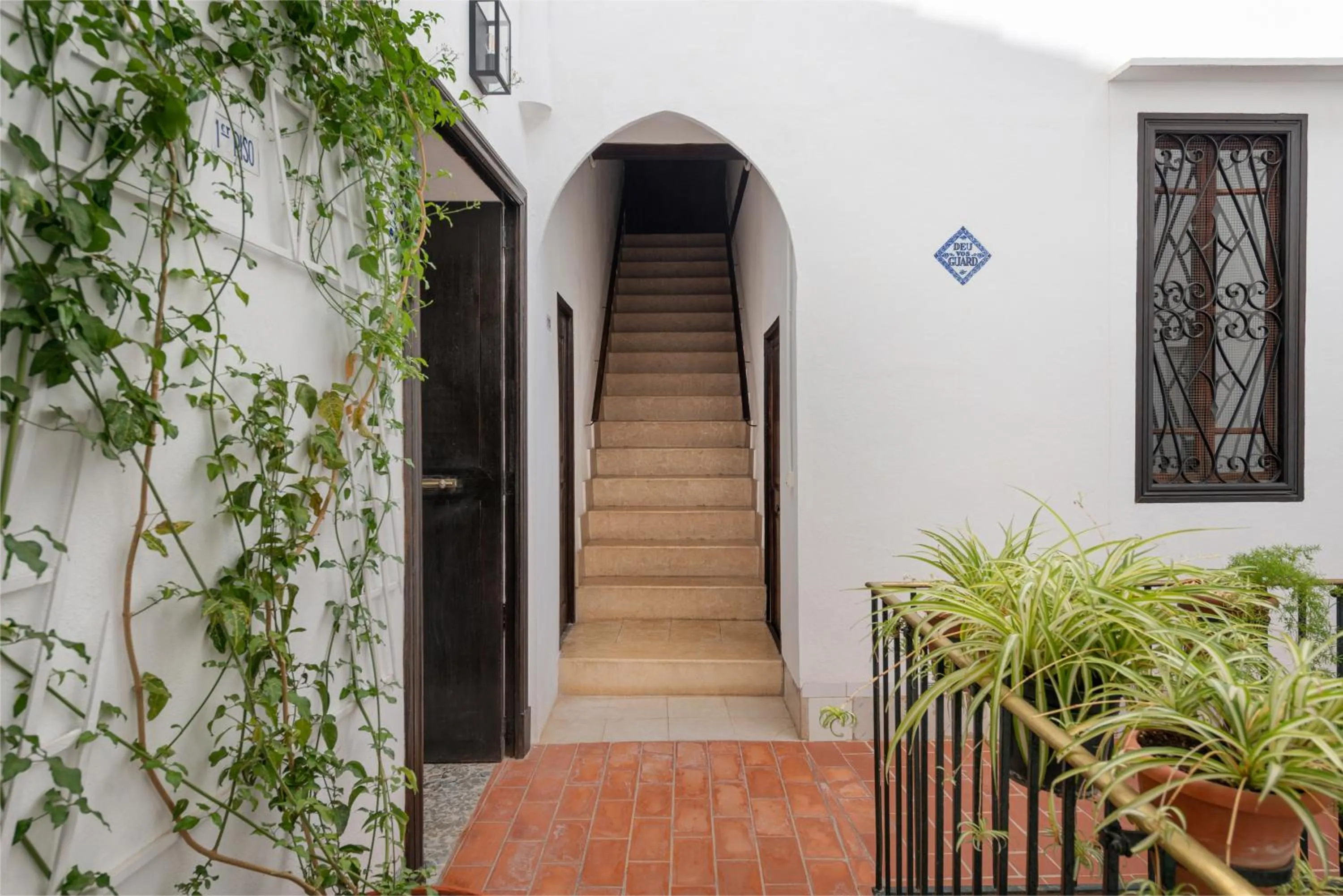 Facade/entrance in Hostal Pons