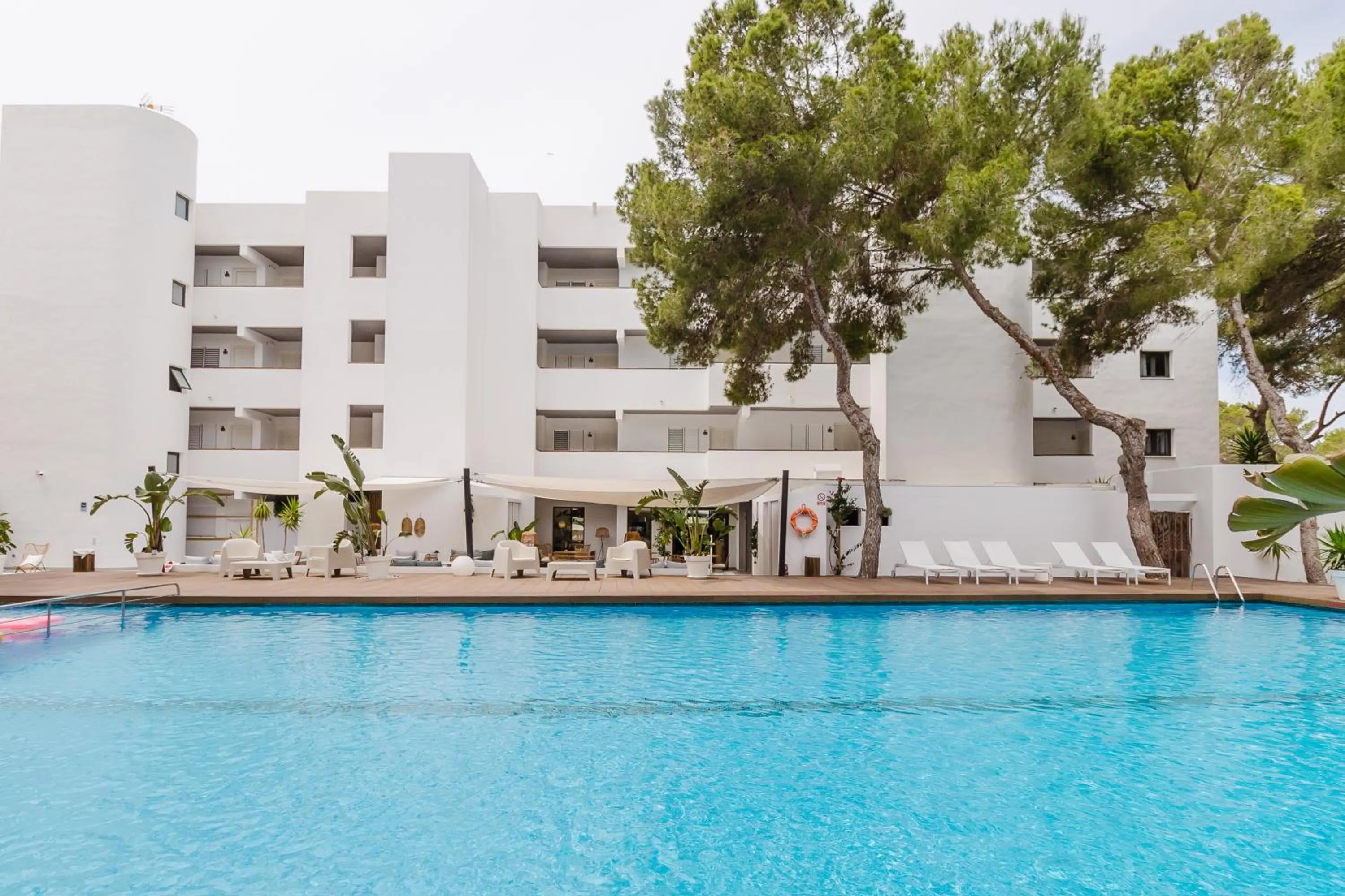 Swimming pool in Apartamentos Es Pujols - Emar Hotels