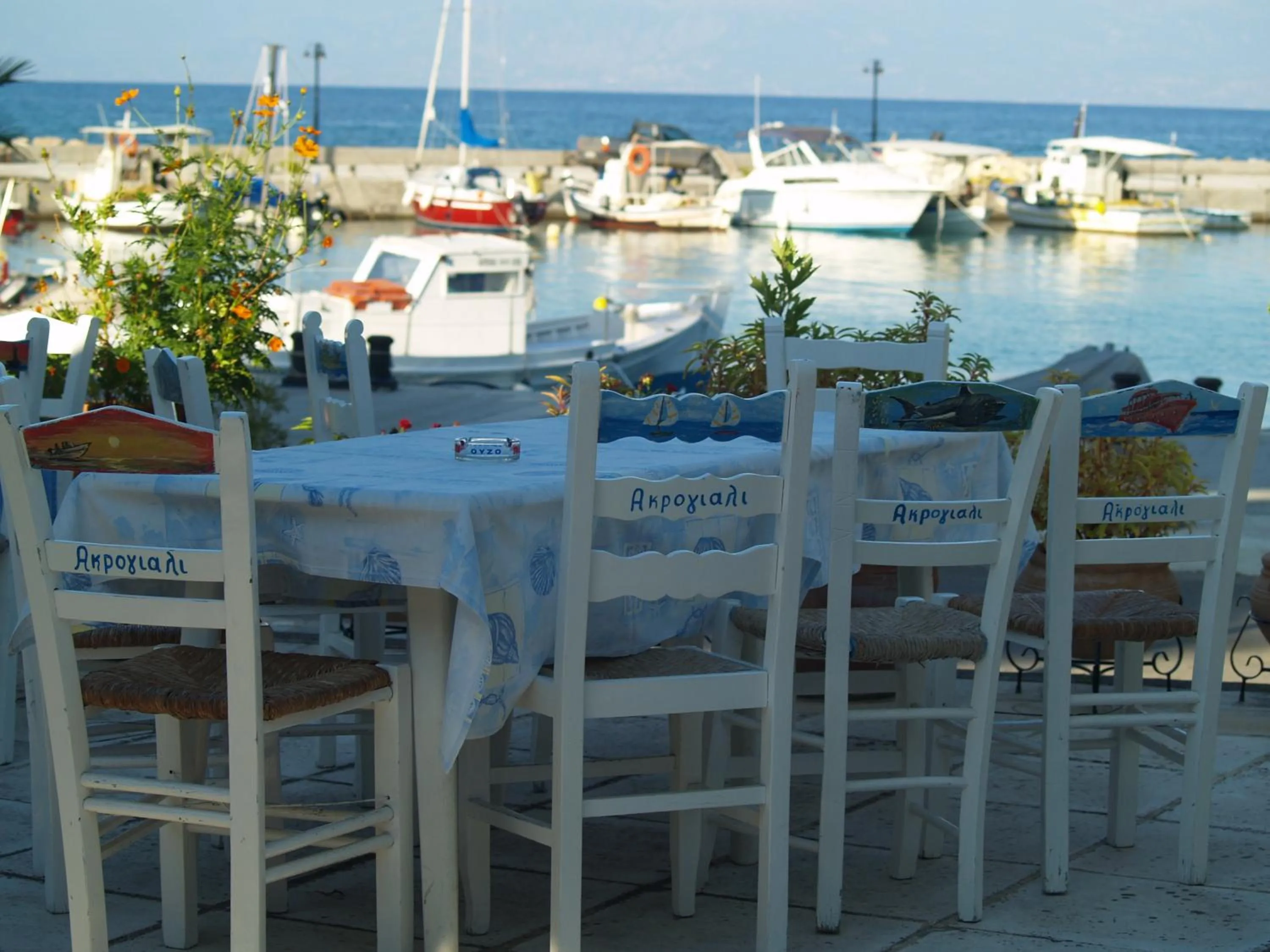 Restaurant/places to eat in Akroyali Hotel & Villas