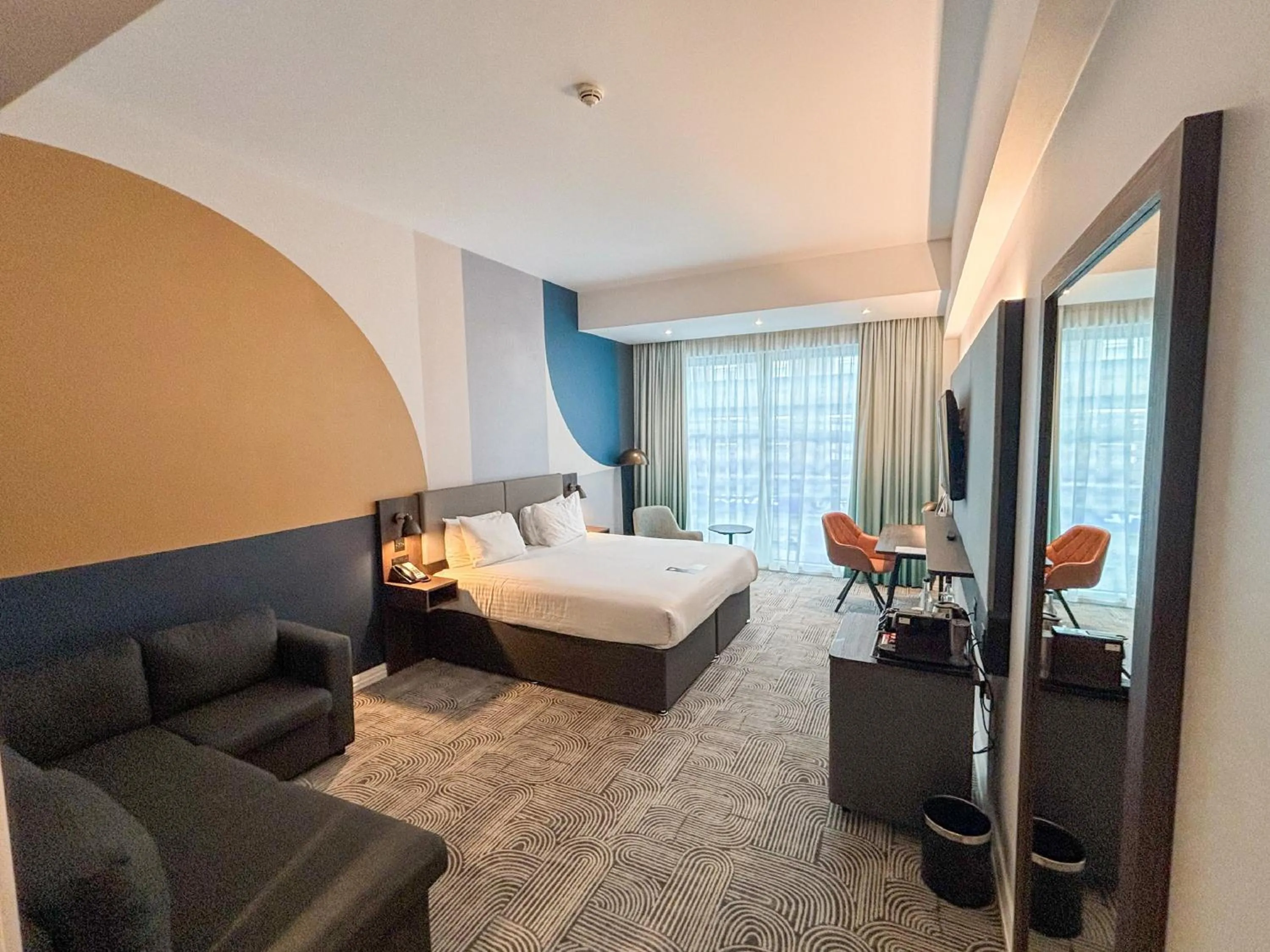 Photo of the whole room, Bed in Holiday Inn London - Whitechapel by IHG