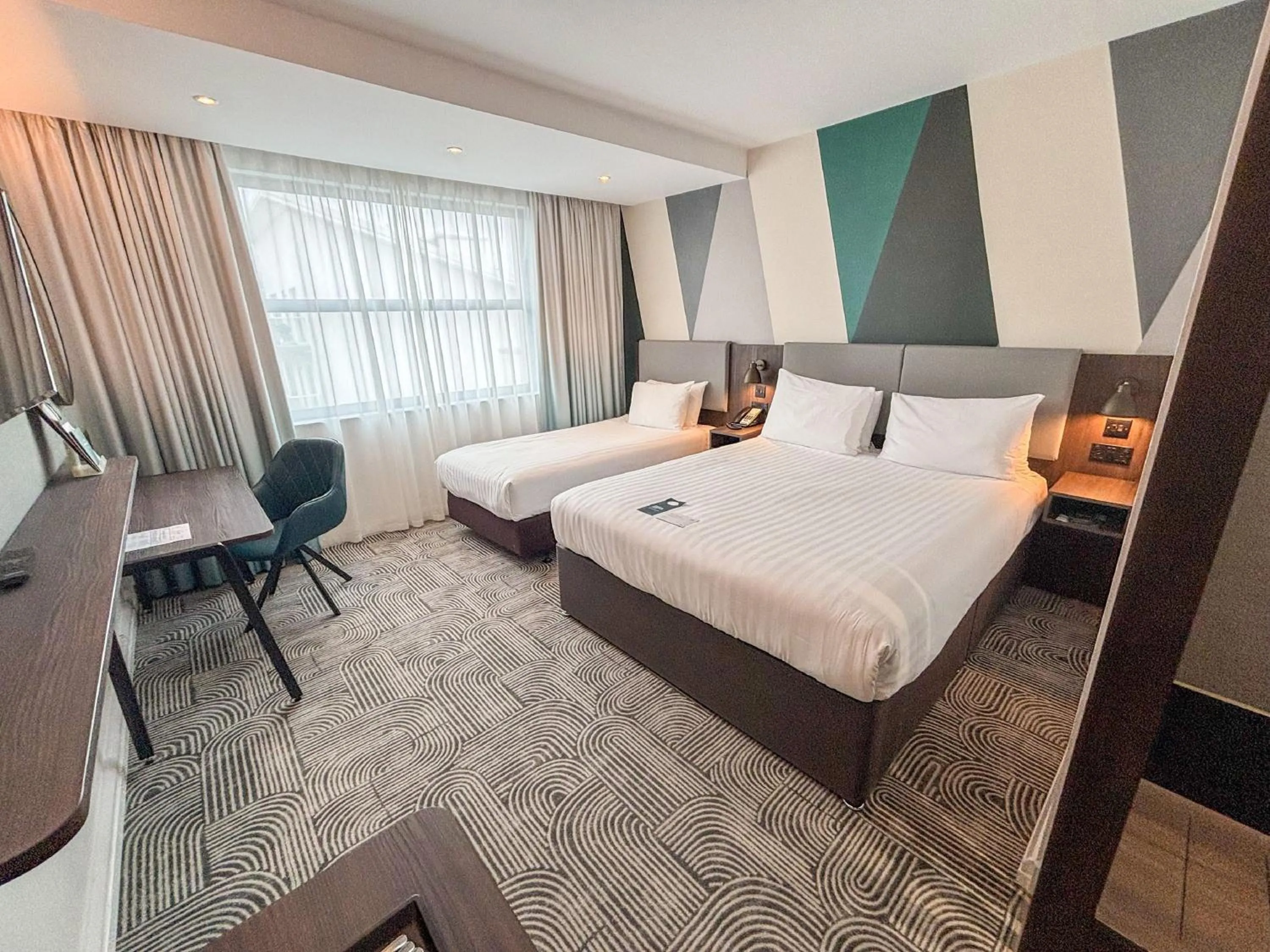 Photo of the whole room, Bed in Holiday Inn London - Whitechapel by IHG