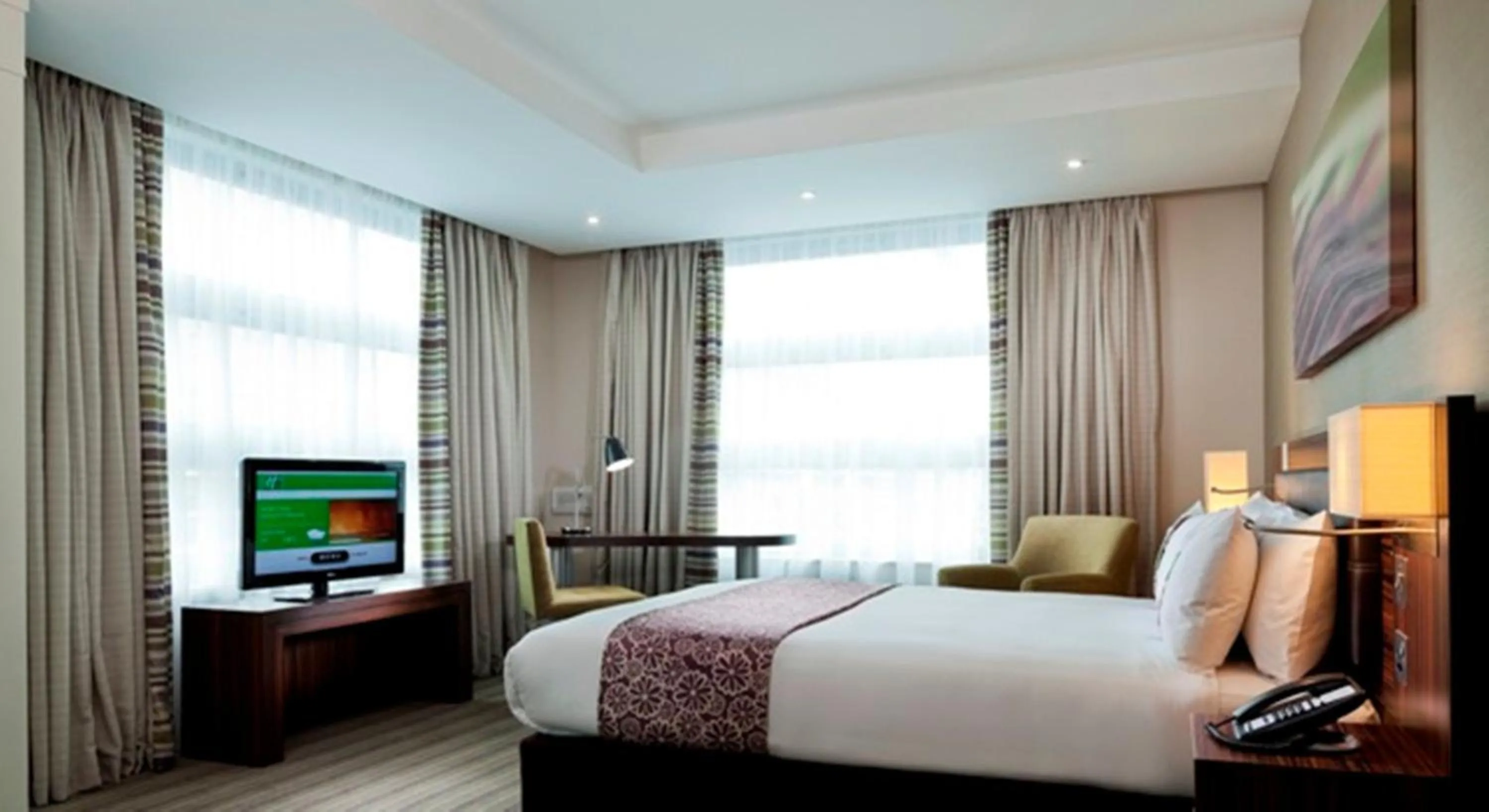 Photo of the whole room, Bed in Holiday Inn London - Whitechapel by IHG