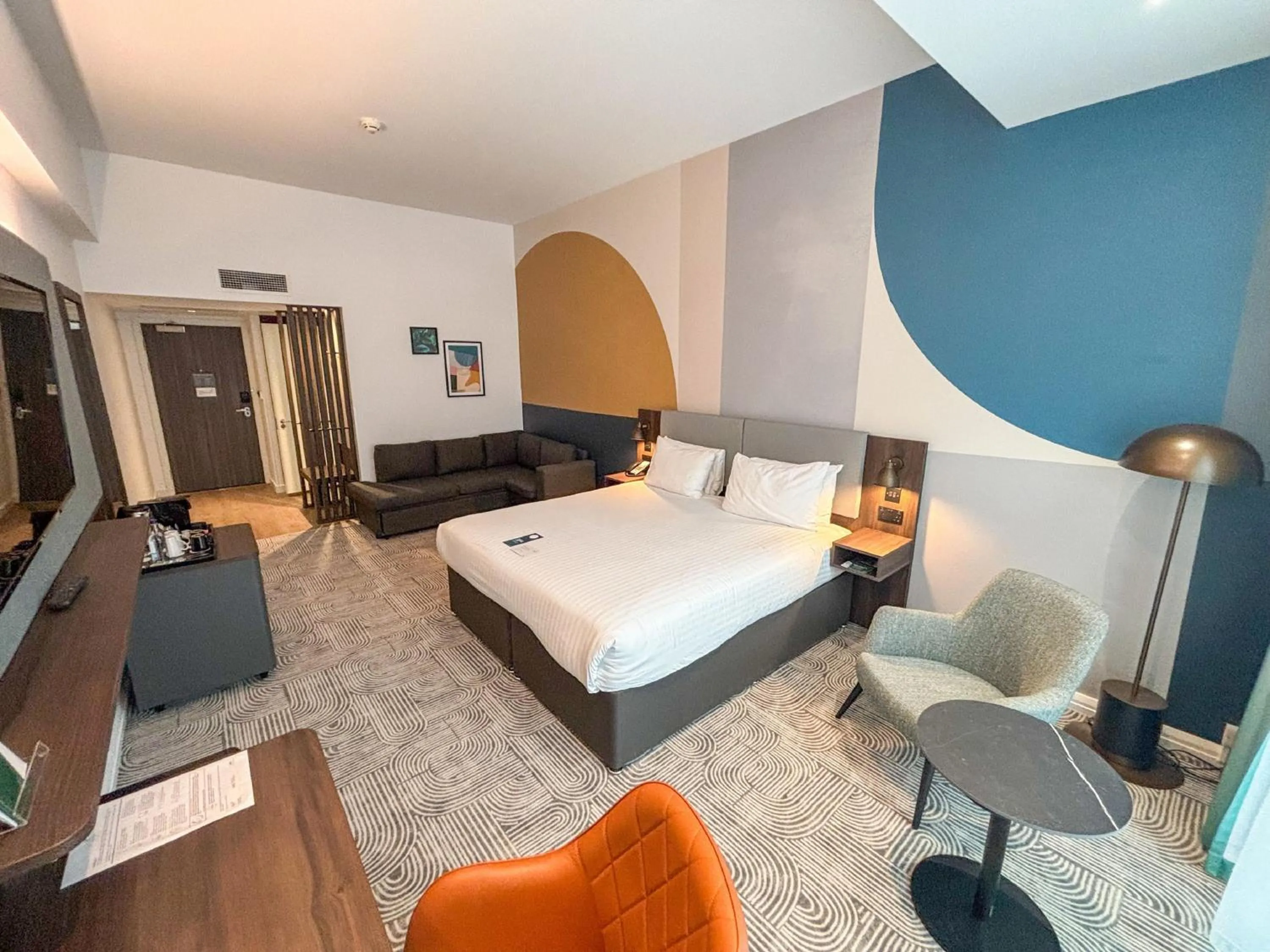 Photo of the whole room, Bed in Holiday Inn London - Whitechapel by IHG