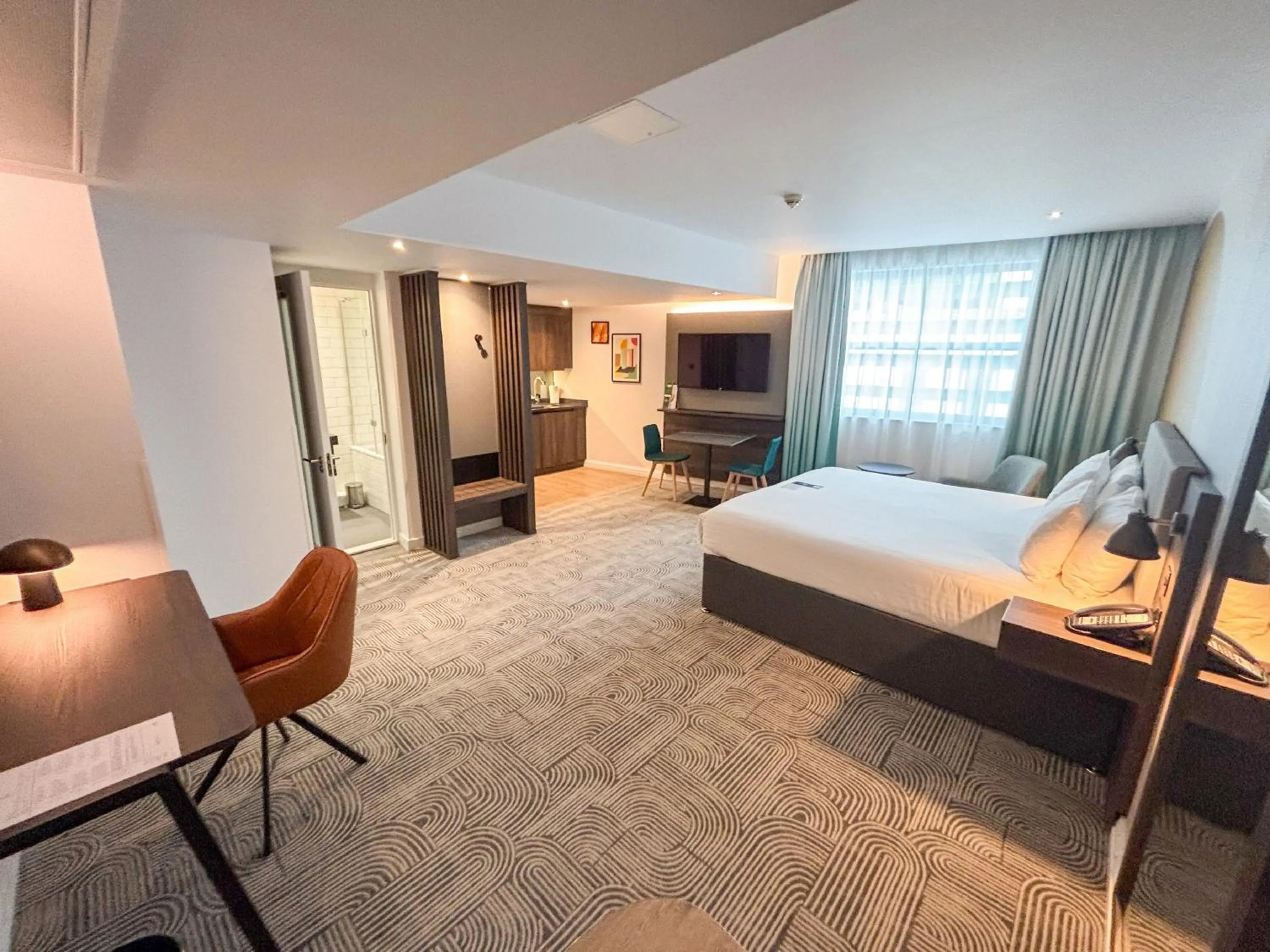 Photo of the whole room, Bed in Holiday Inn London - Whitechapel by IHG
