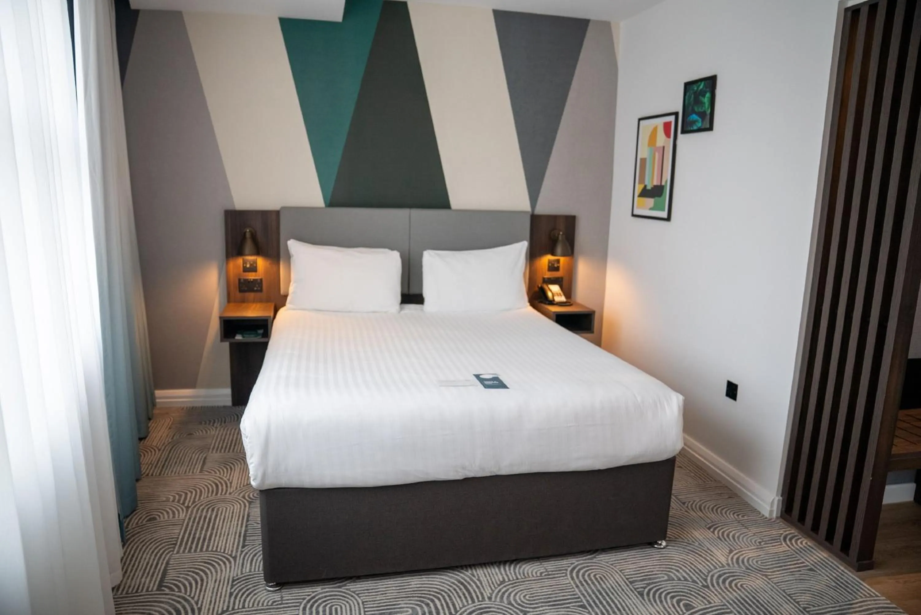Photo of the whole room, Bed in Holiday Inn London - Whitechapel by IHG
