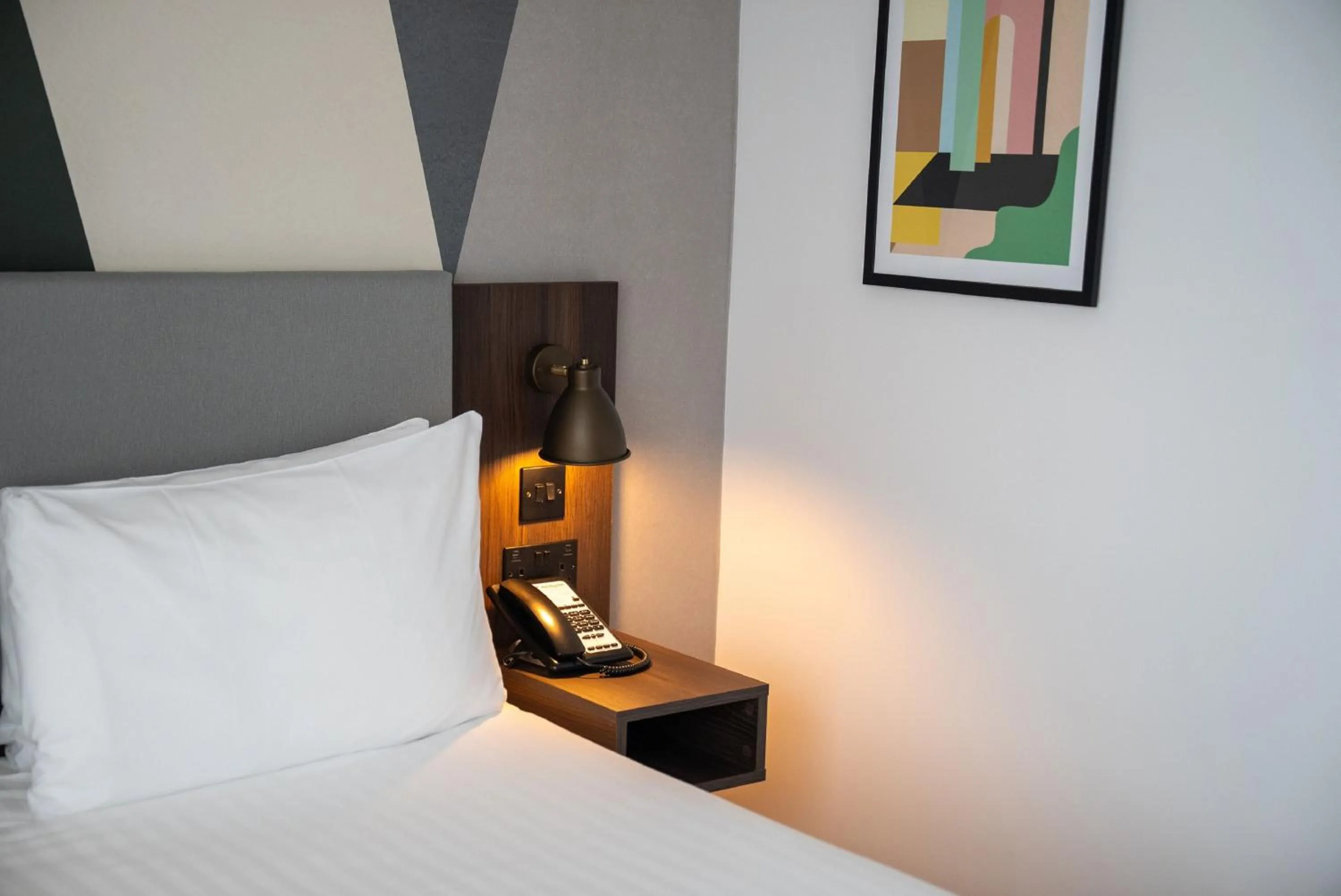 Photo of the whole room, Bed in Holiday Inn London - Whitechapel by IHG
