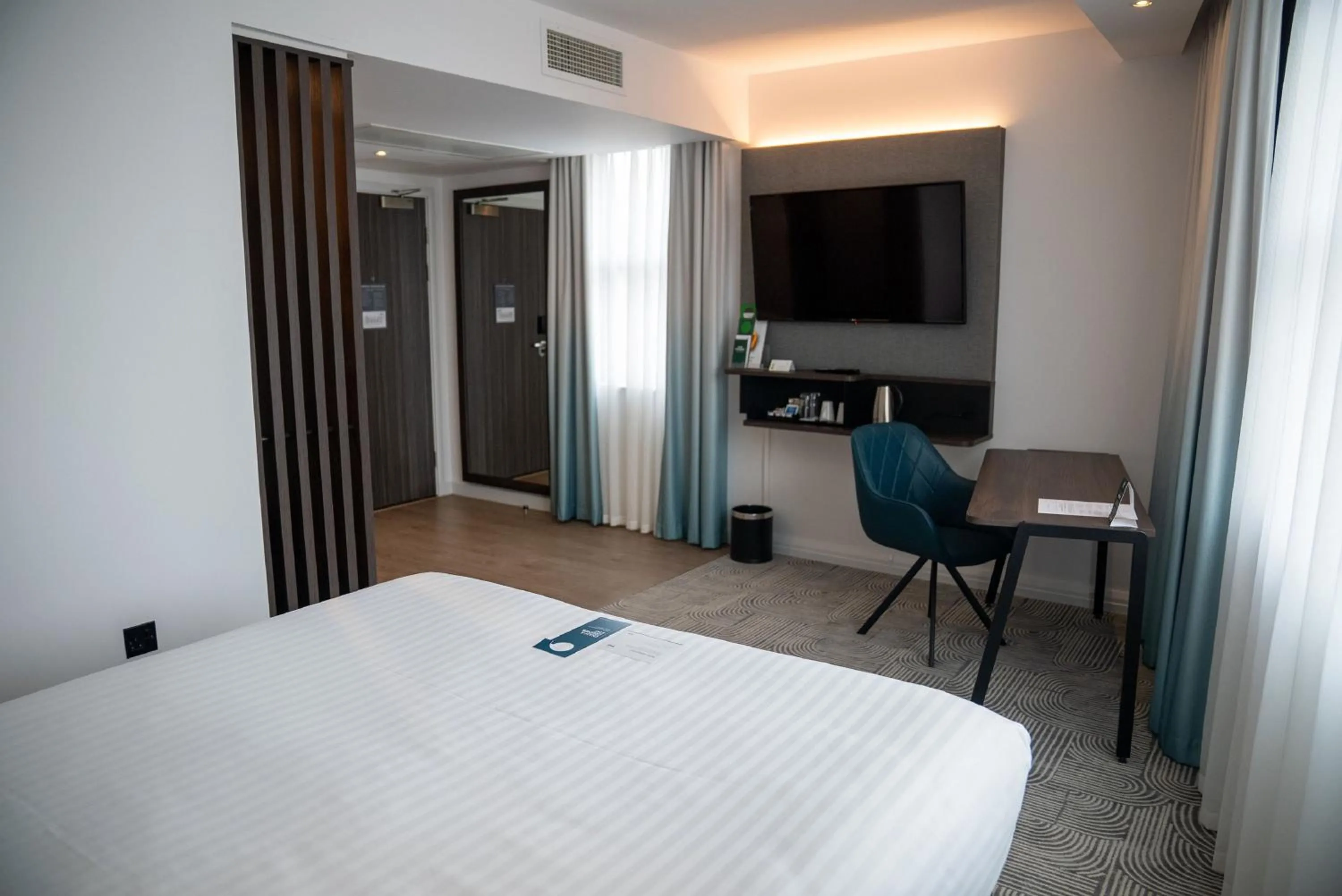 Photo of the whole room, Bed in Holiday Inn London - Whitechapel by IHG