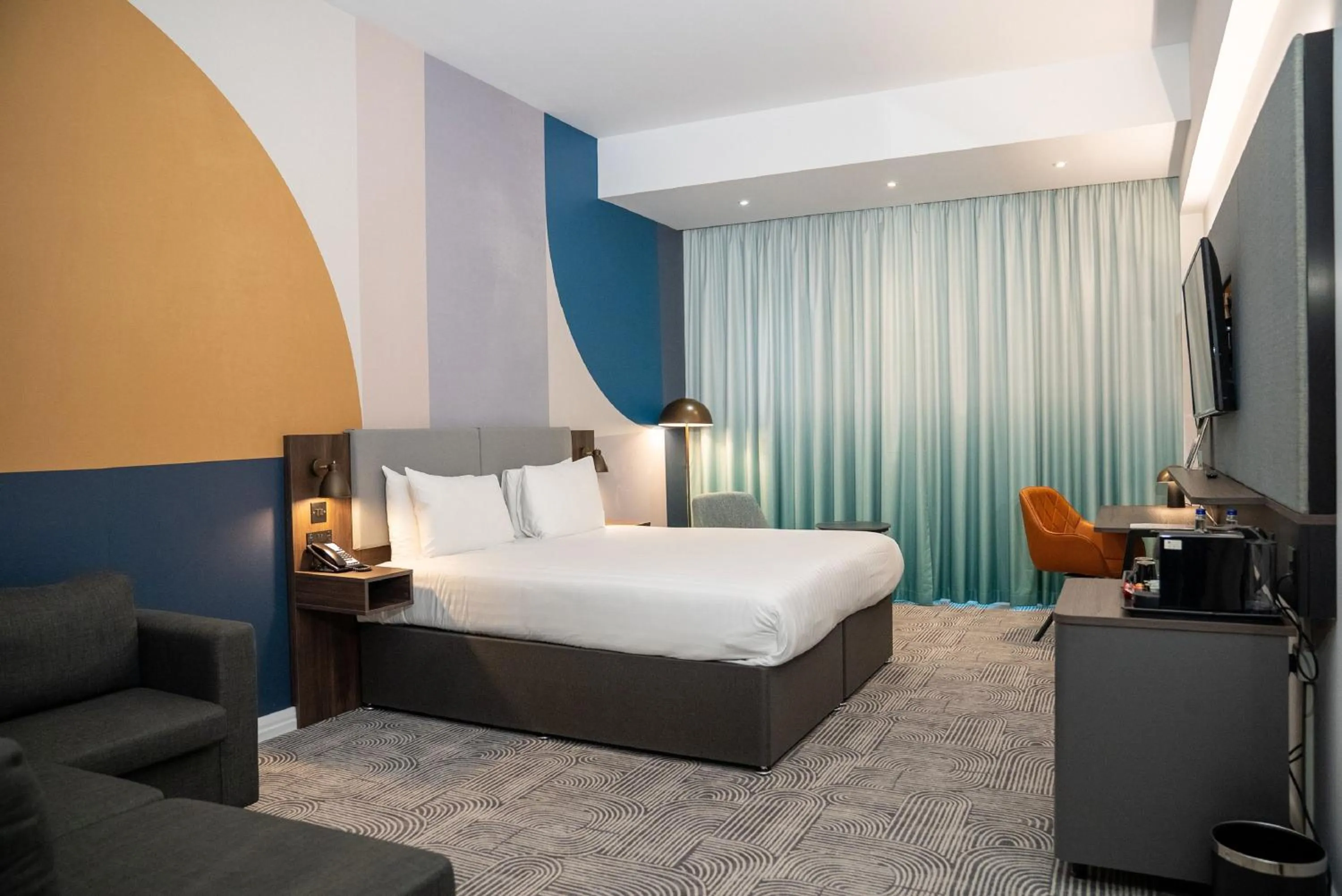 Photo of the whole room, Bed in Holiday Inn London - Whitechapel by IHG