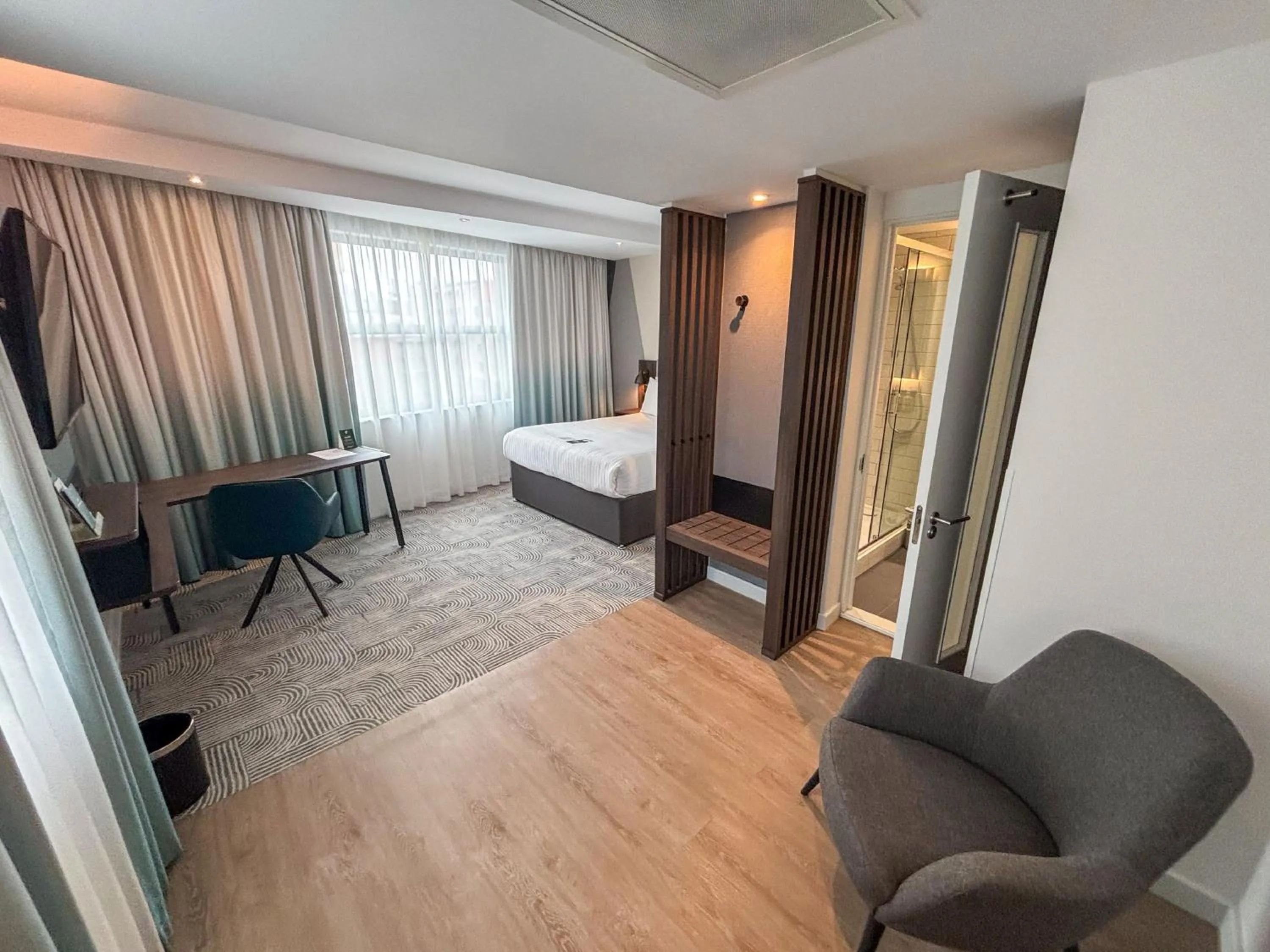 Photo of the whole room, Bed in Holiday Inn London - Whitechapel by IHG