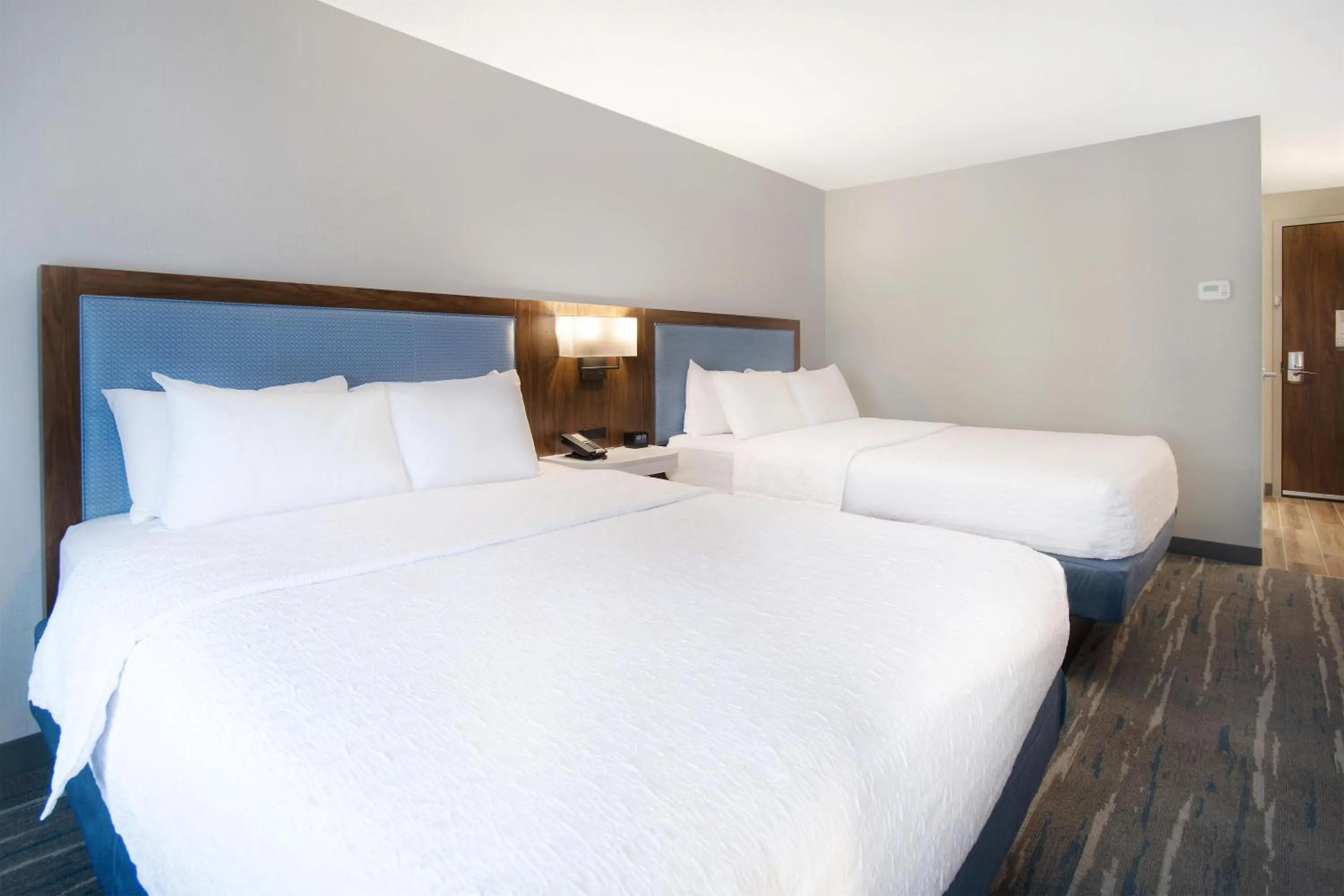 Bed in Hampton Inn & Suites Dayton-Vandalia