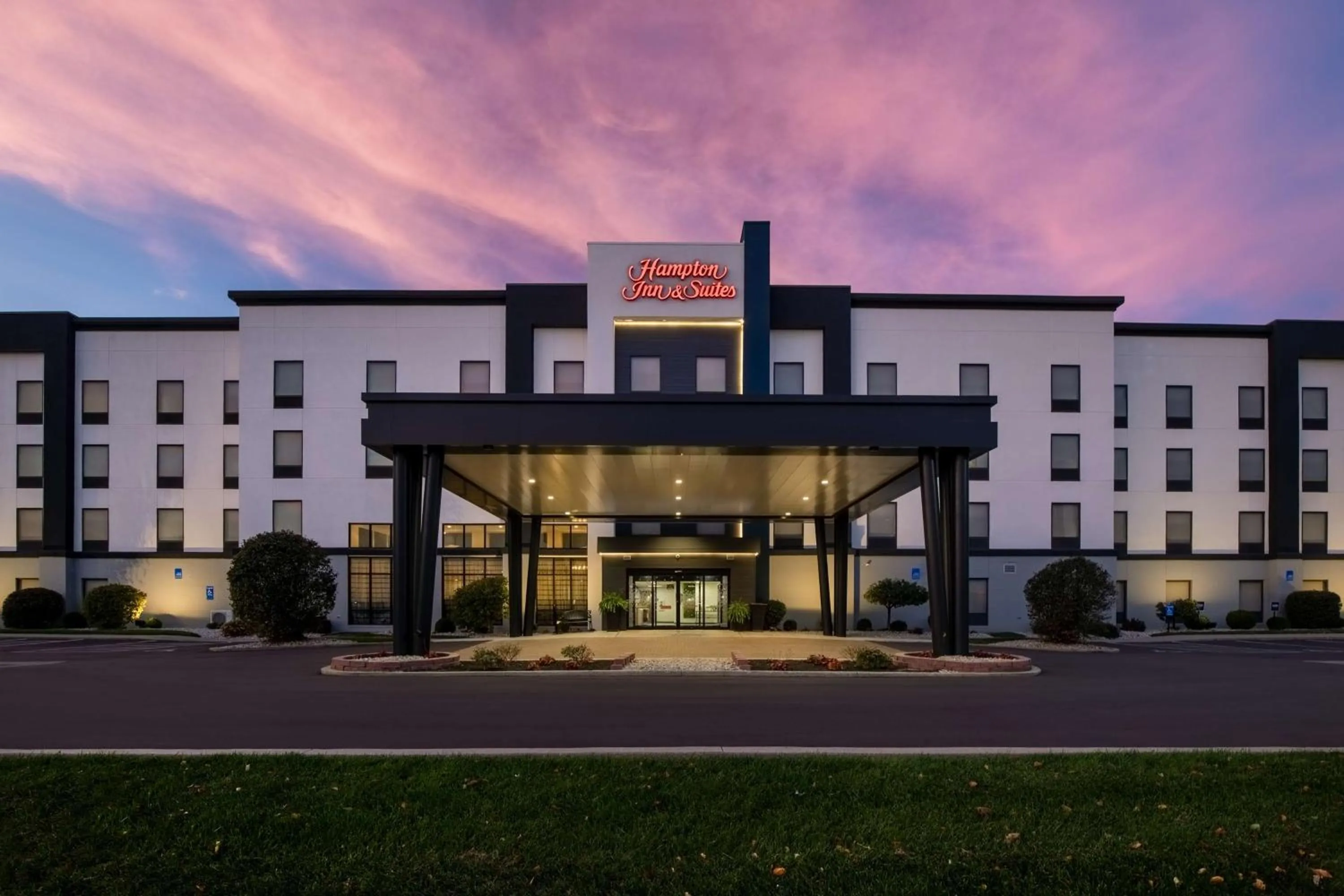 Property building in Hampton Inn & Suites Dayton-Vandalia