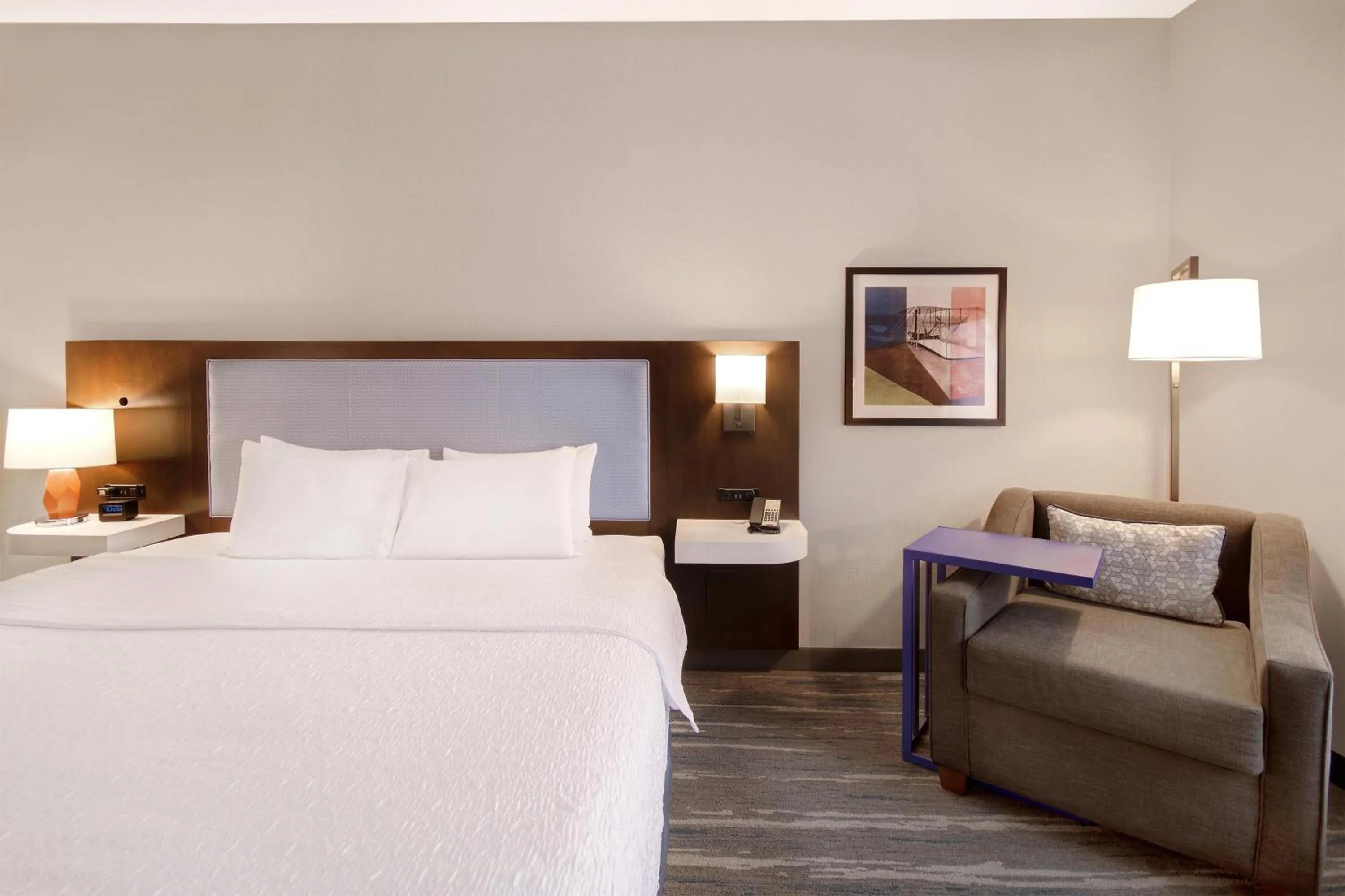 Bed in Hampton Inn & Suites Dayton-Vandalia