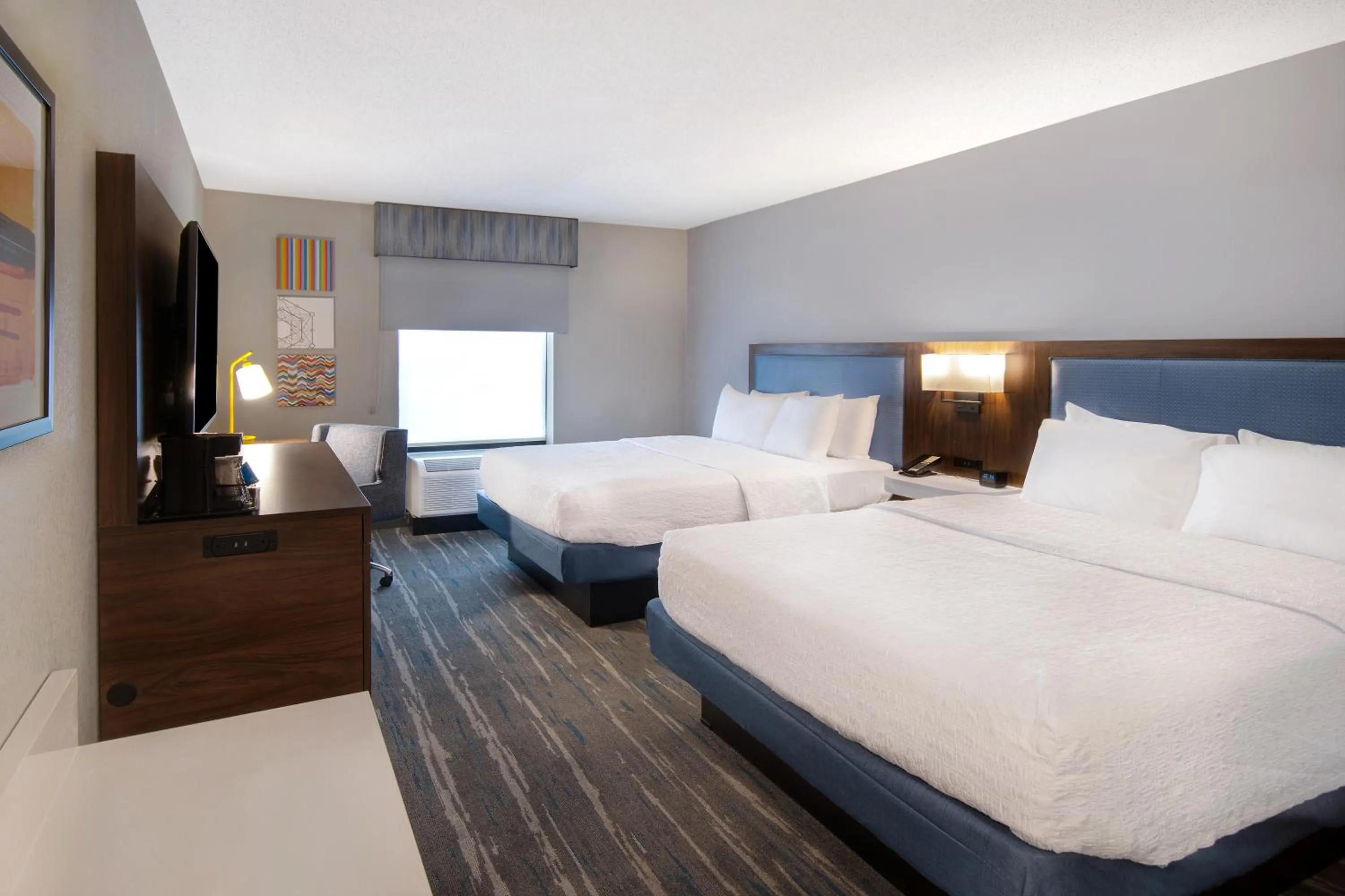 Bed in Hampton Inn & Suites Dayton-Vandalia