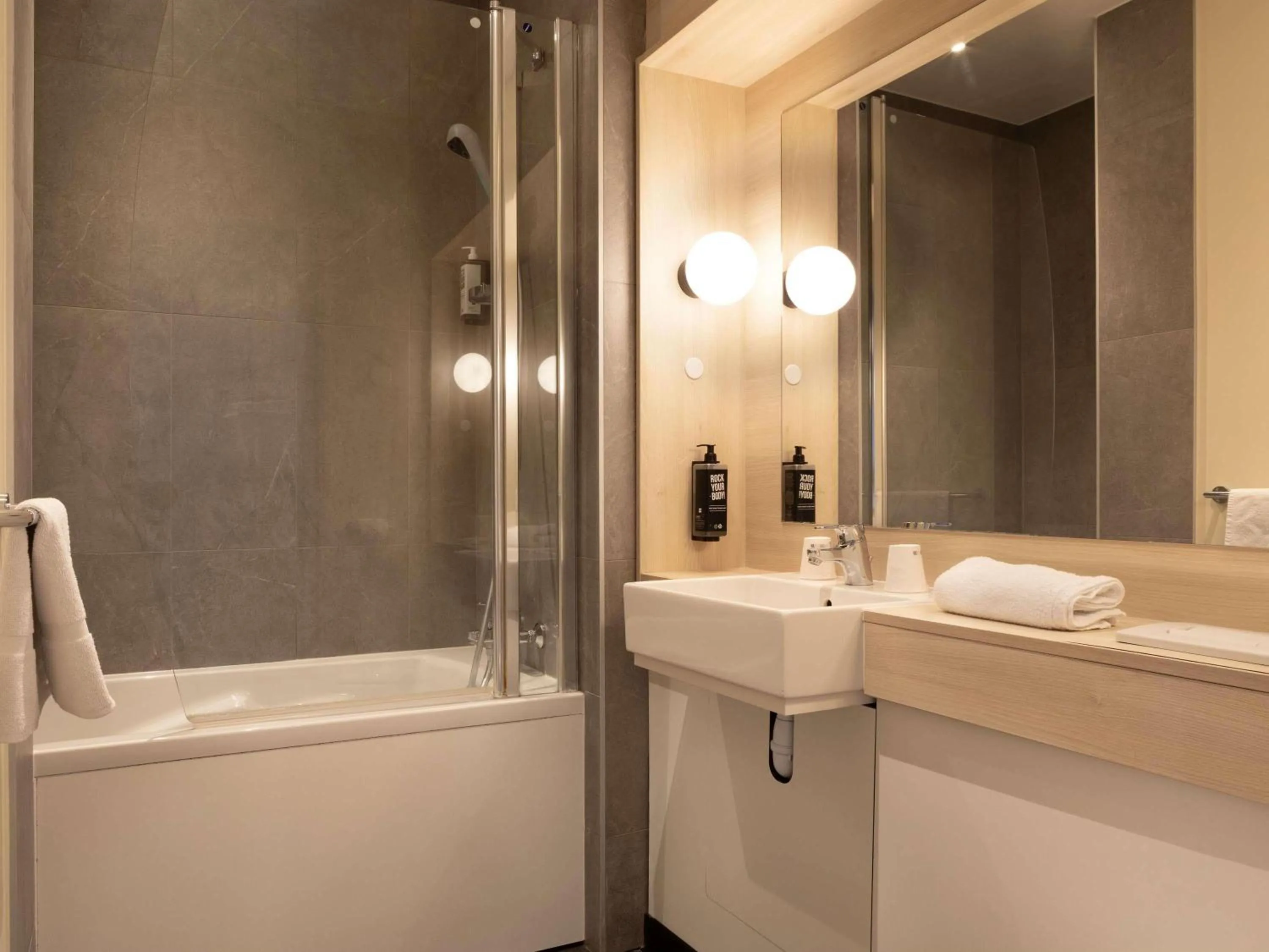 Bedroom in ibis Douai Dechy