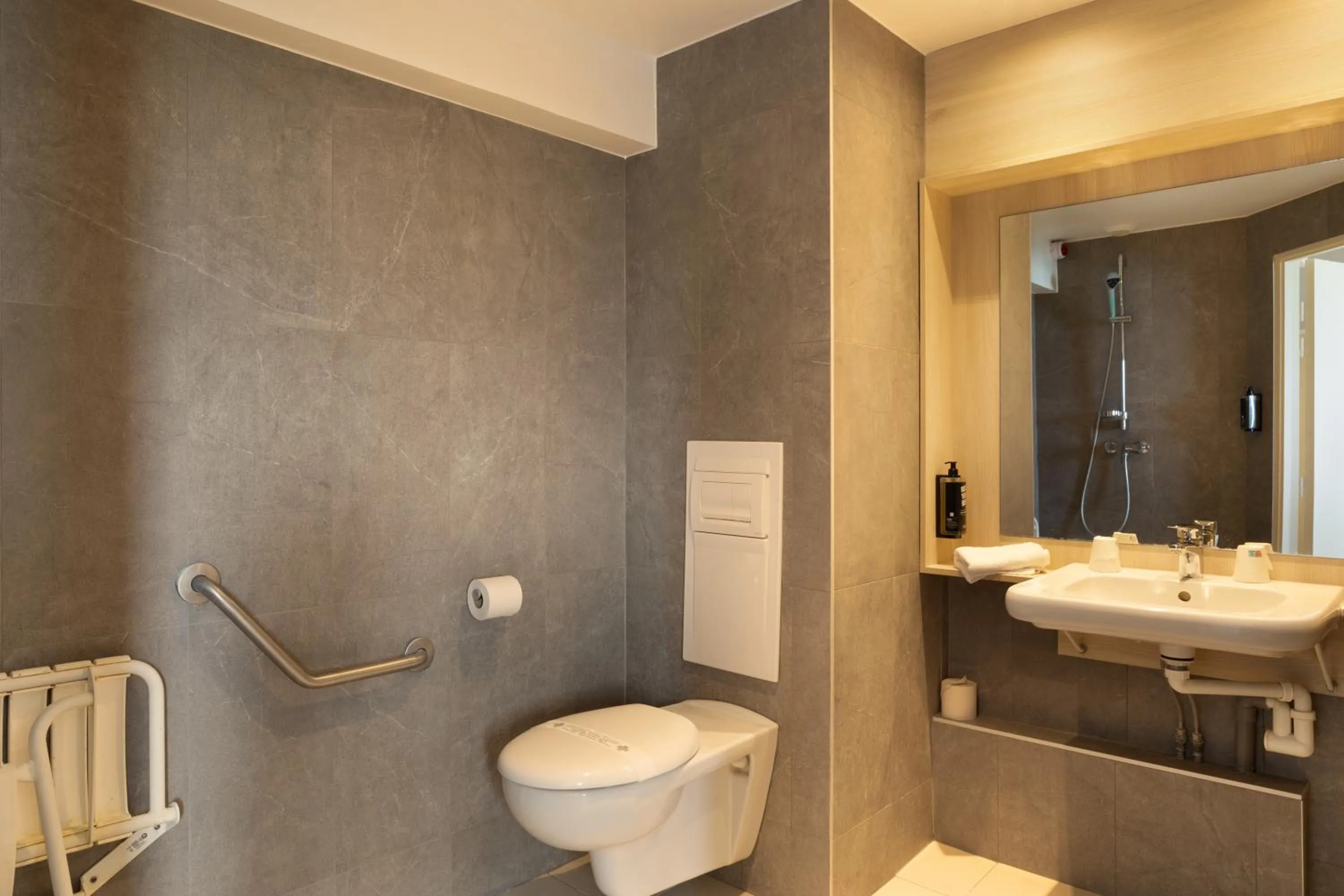 Bathroom in Kyriad Douai