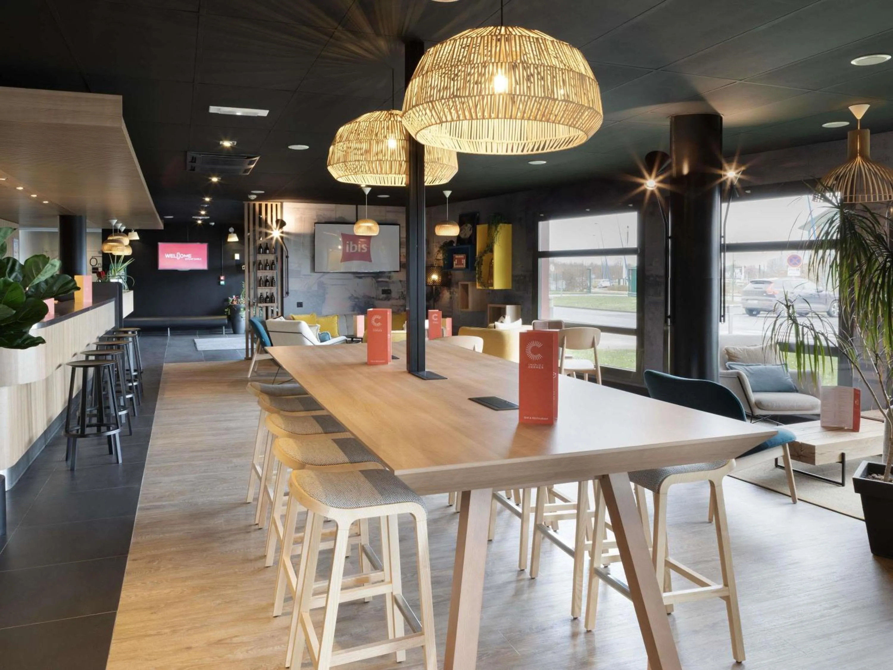 Lounge or bar in ibis Douai Dechy