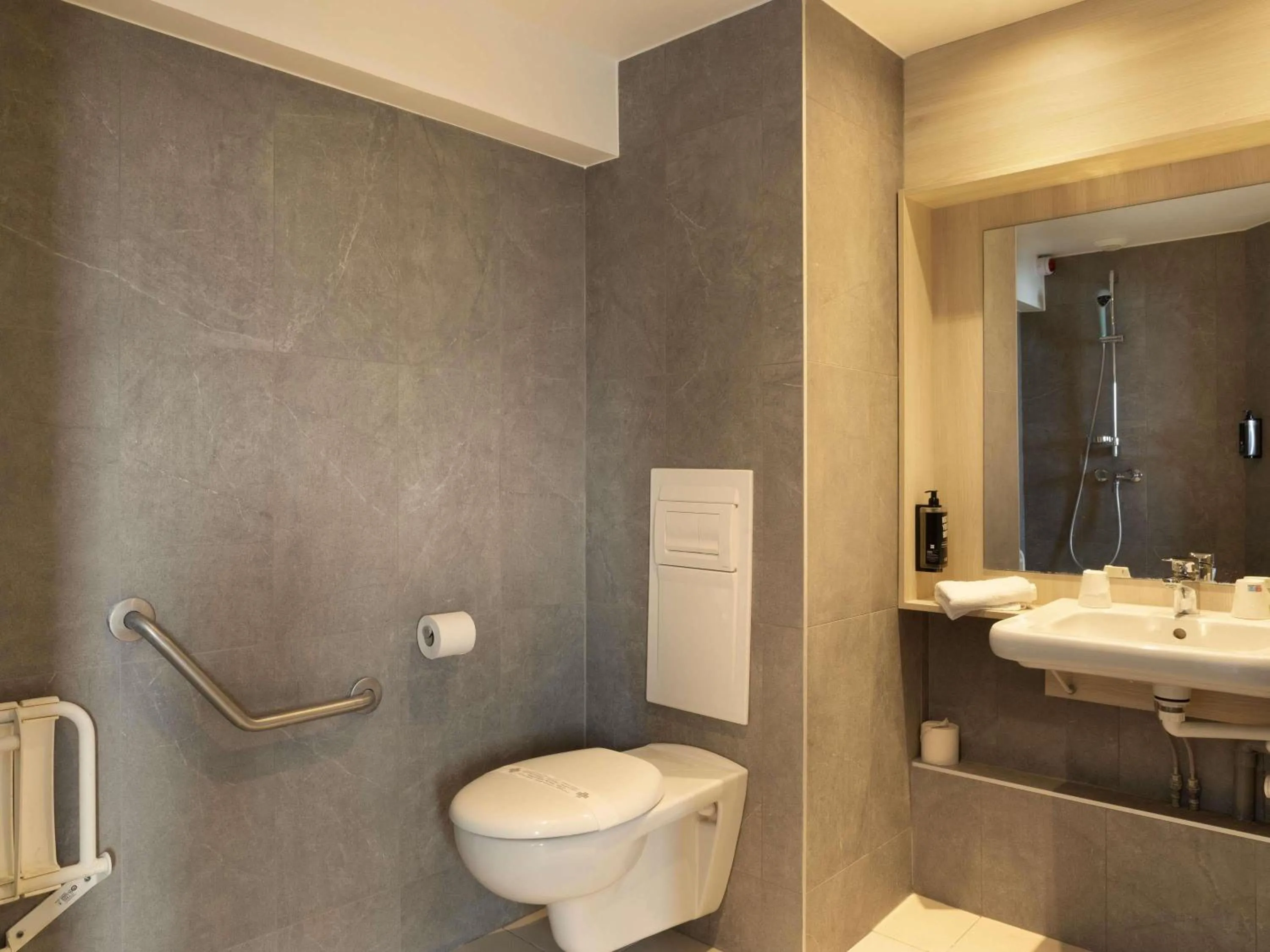 Bedroom in ibis Douai Dechy