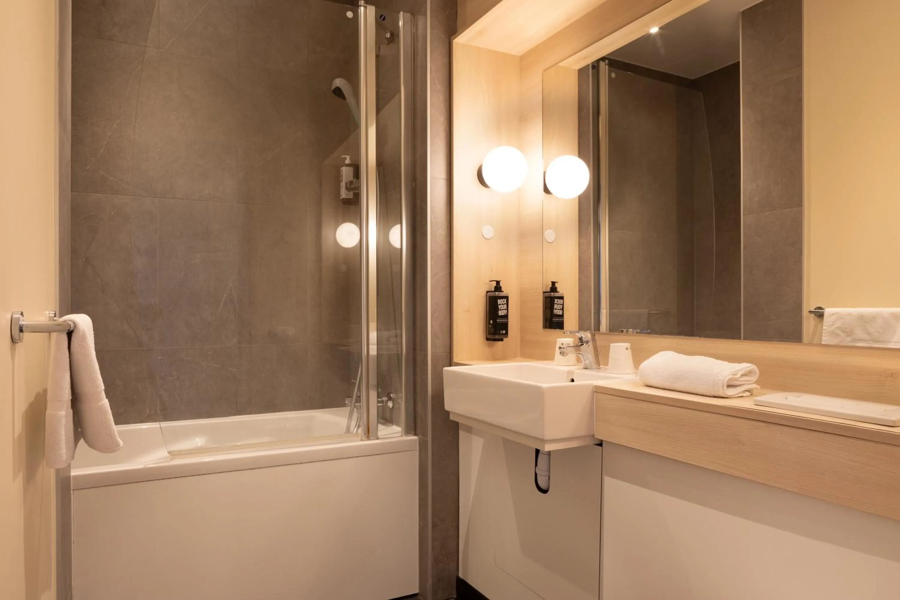 Bathroom in Kyriad Douai