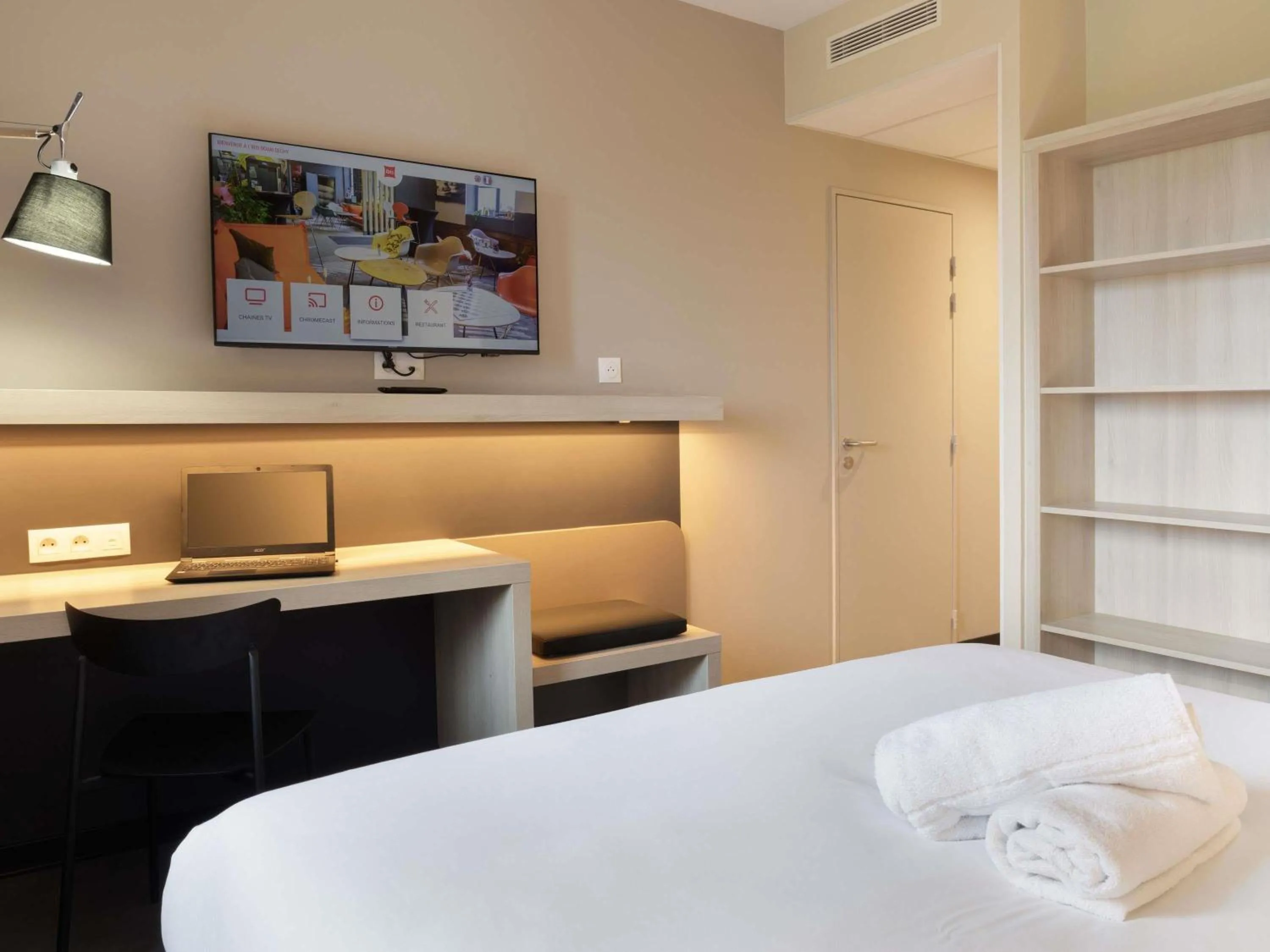 Bedroom, Bed in ibis Douai Dechy