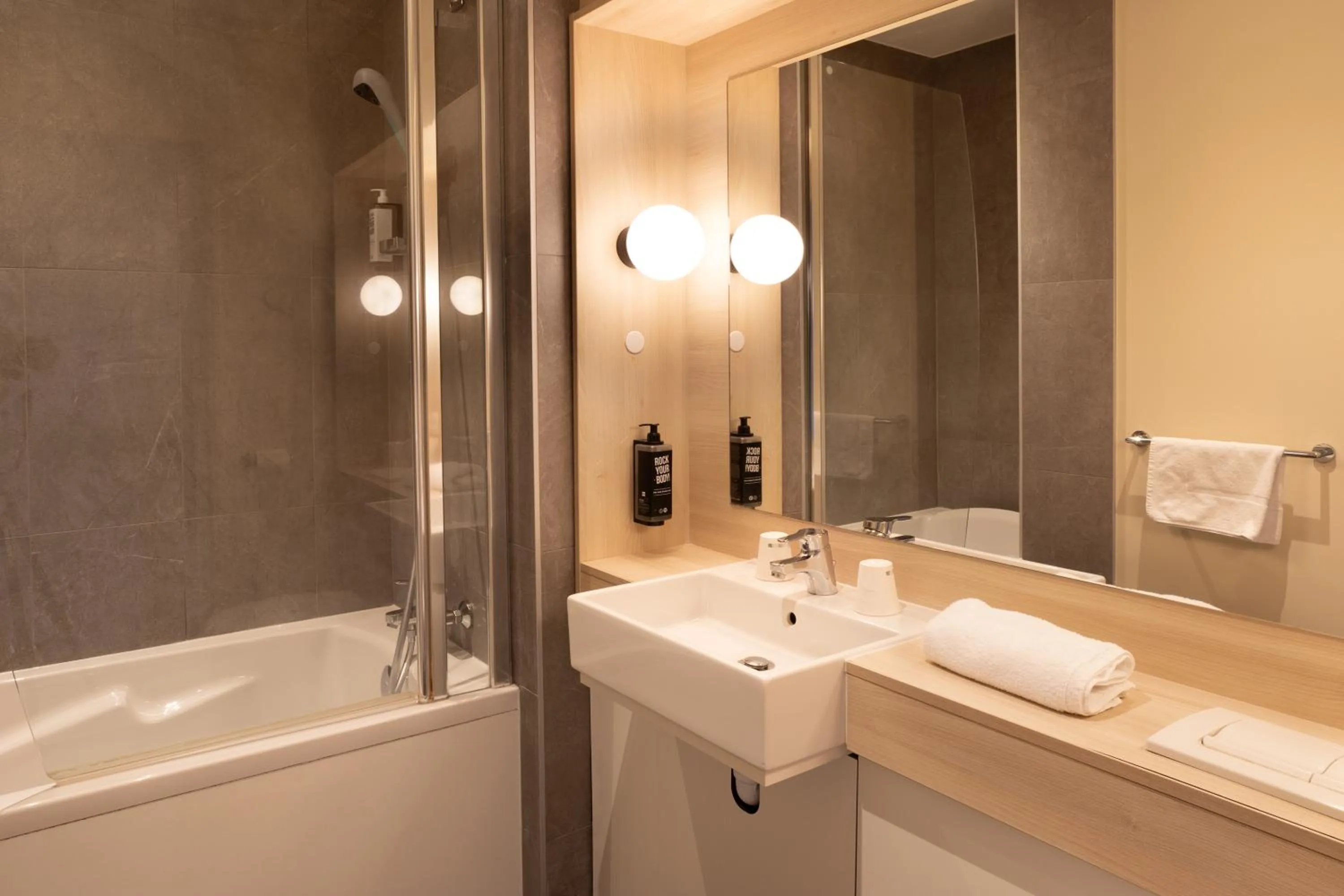 Bathroom in Kyriad Douai