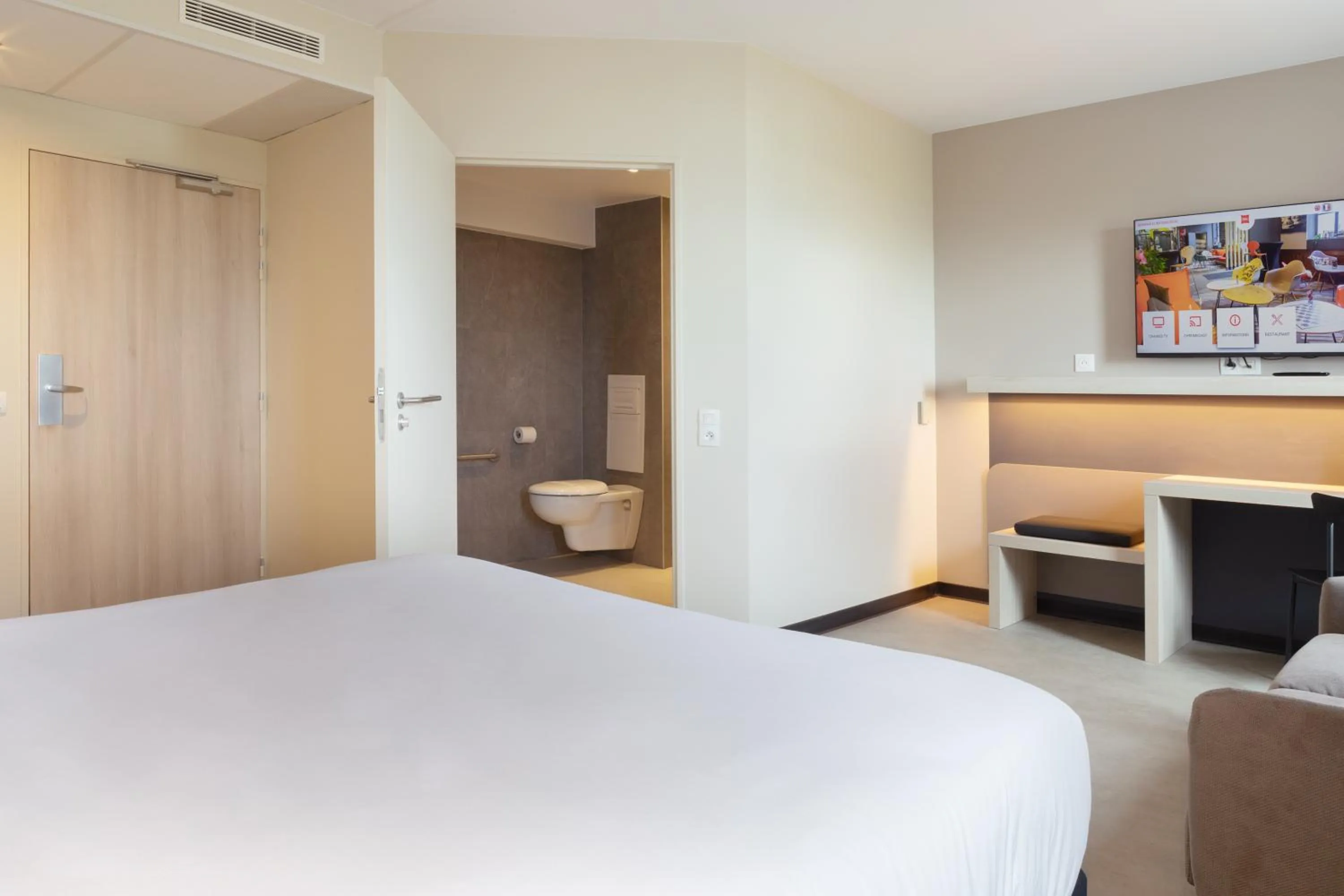 Photo of the whole room, Bed in Kyriad Douai