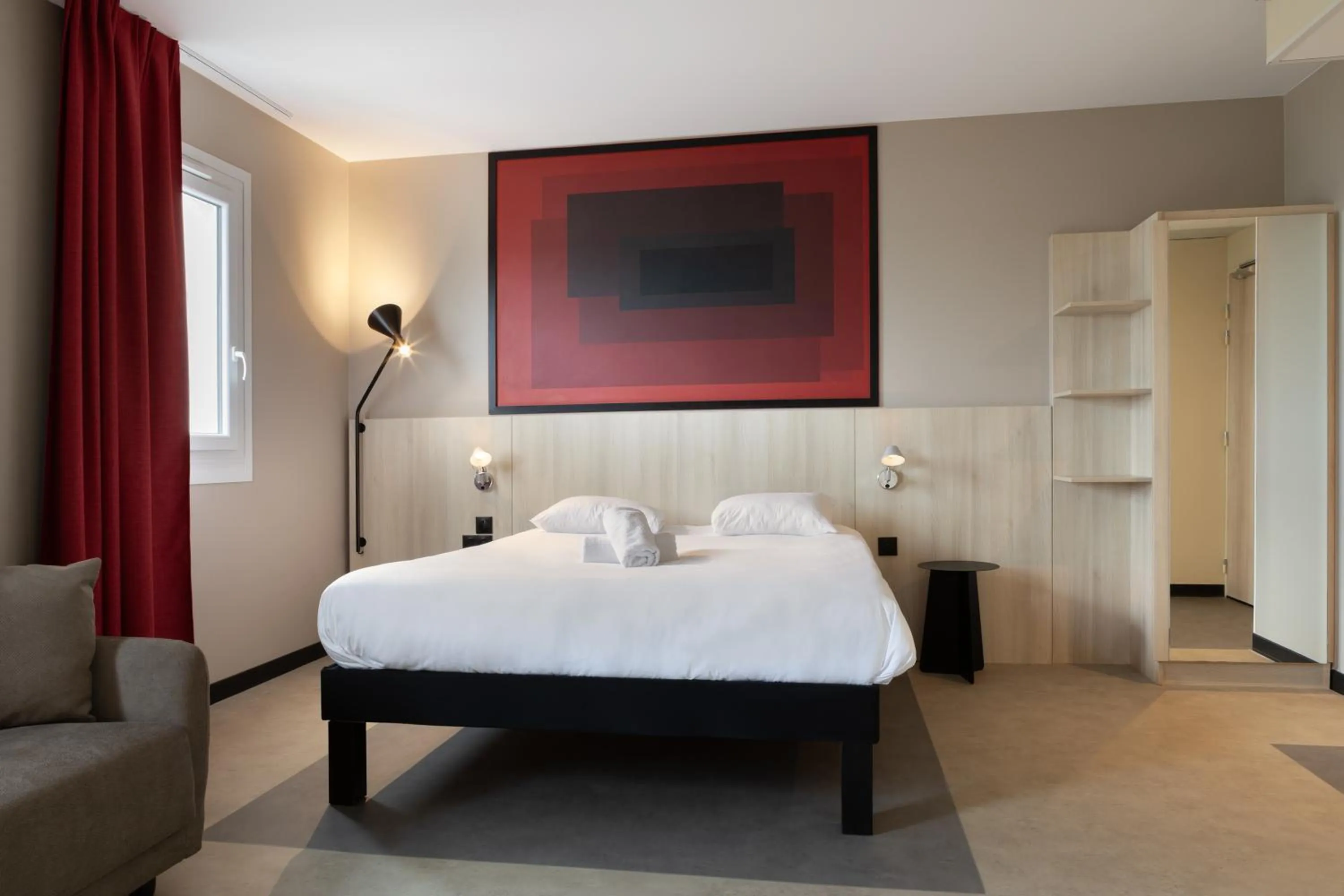 Photo of the whole room, Bed in Kyriad Douai