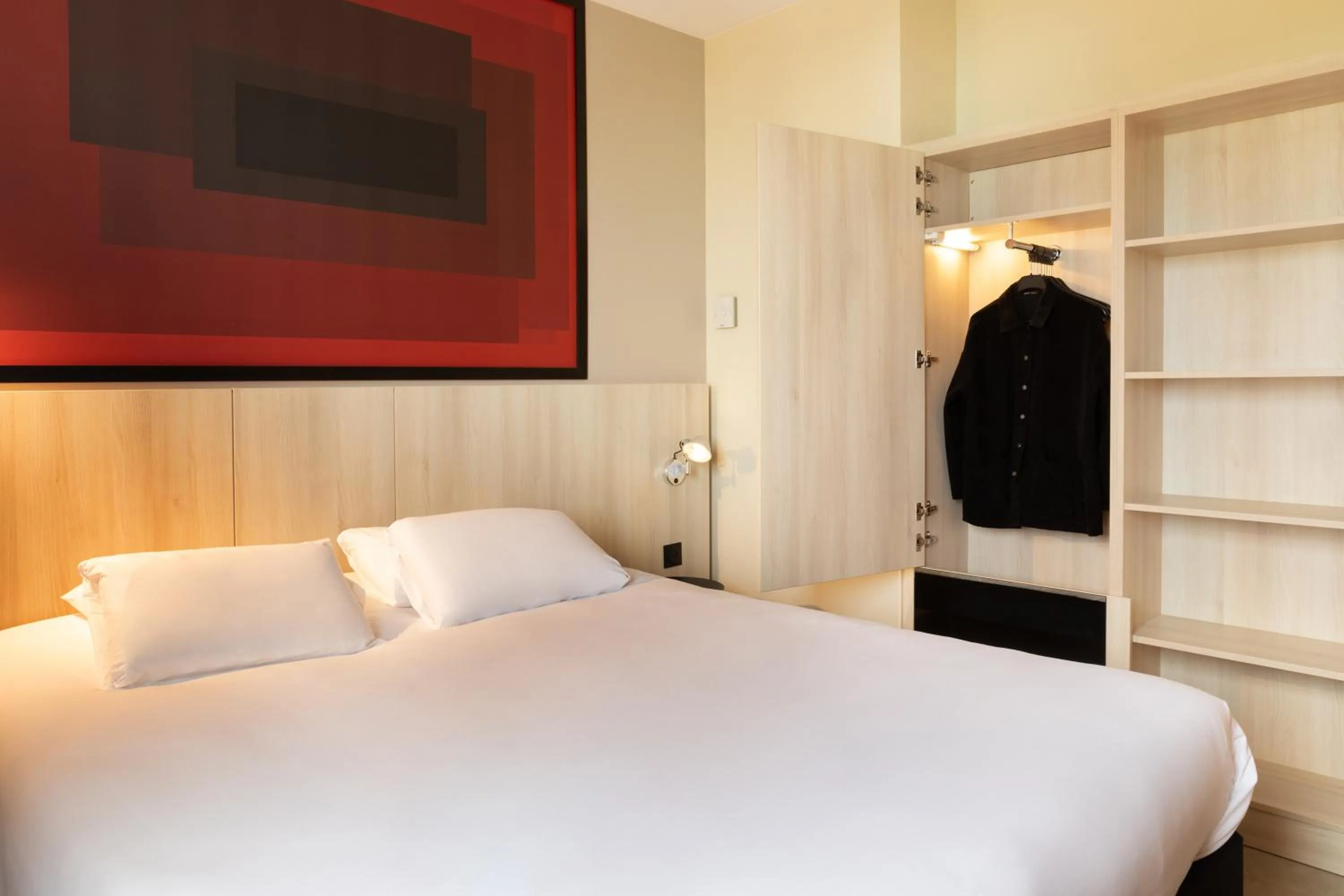 Photo of the whole room, Bed in Kyriad Douai