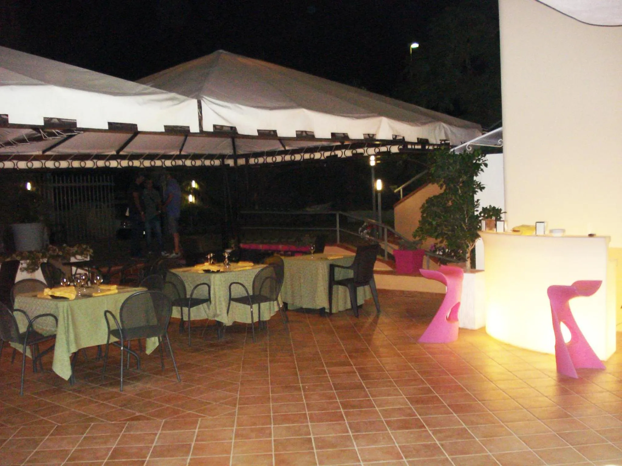 Restaurant/places to eat in Hotel La Villa