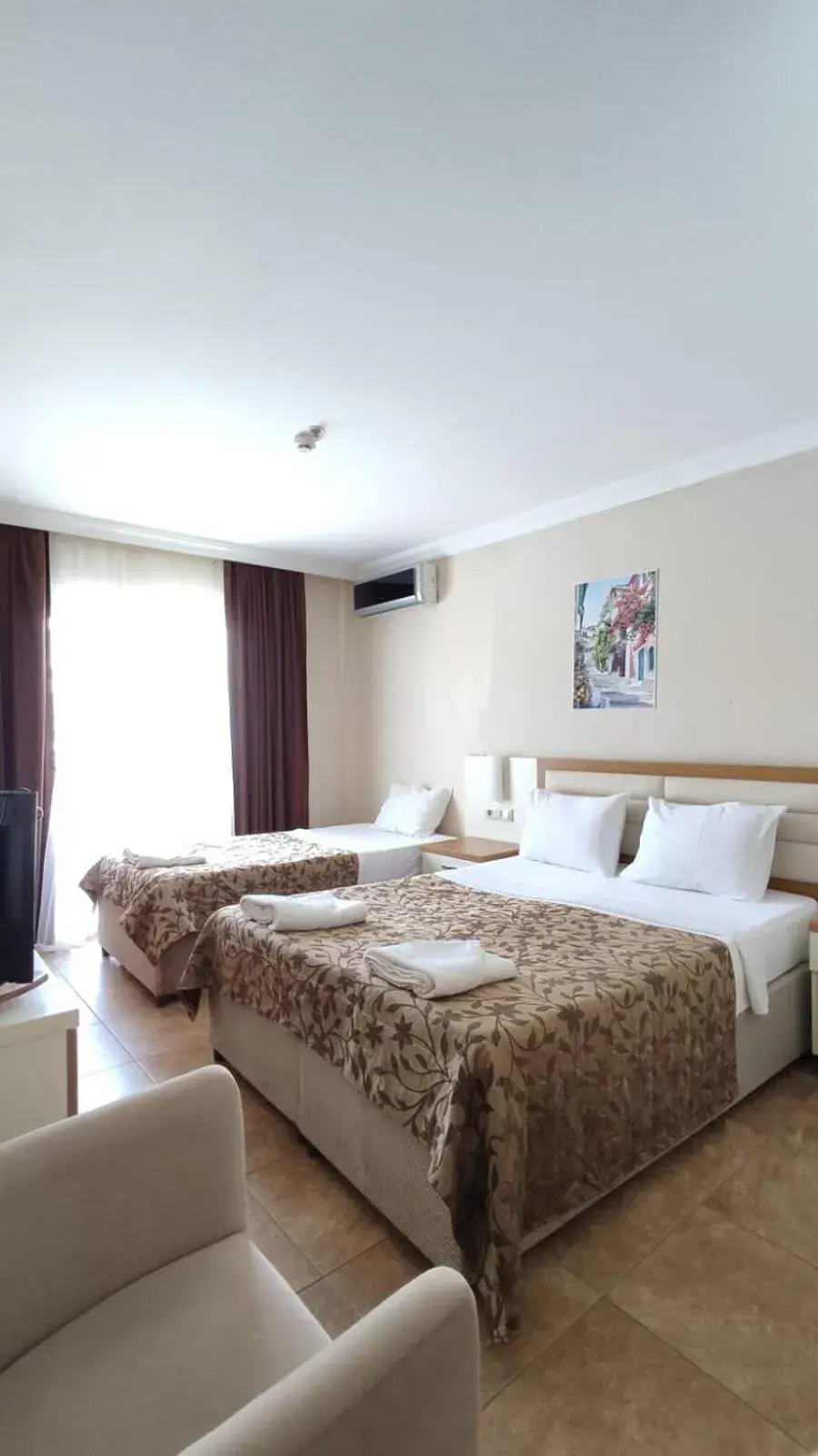 Standard Triple Room in Bitez Risa Hotel Standard Triple Room in Bitez Risa Hotel