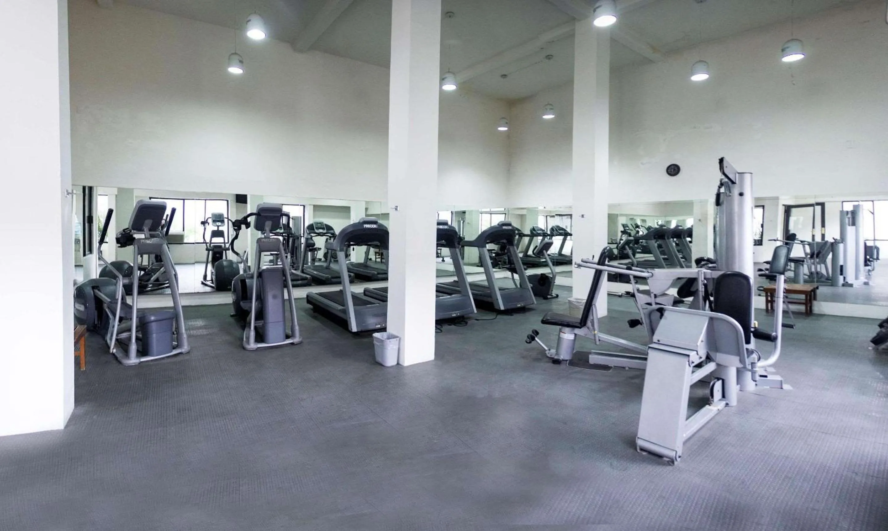 Fitness centre/facilities in Radisson Hotel & Convention Center Toluca